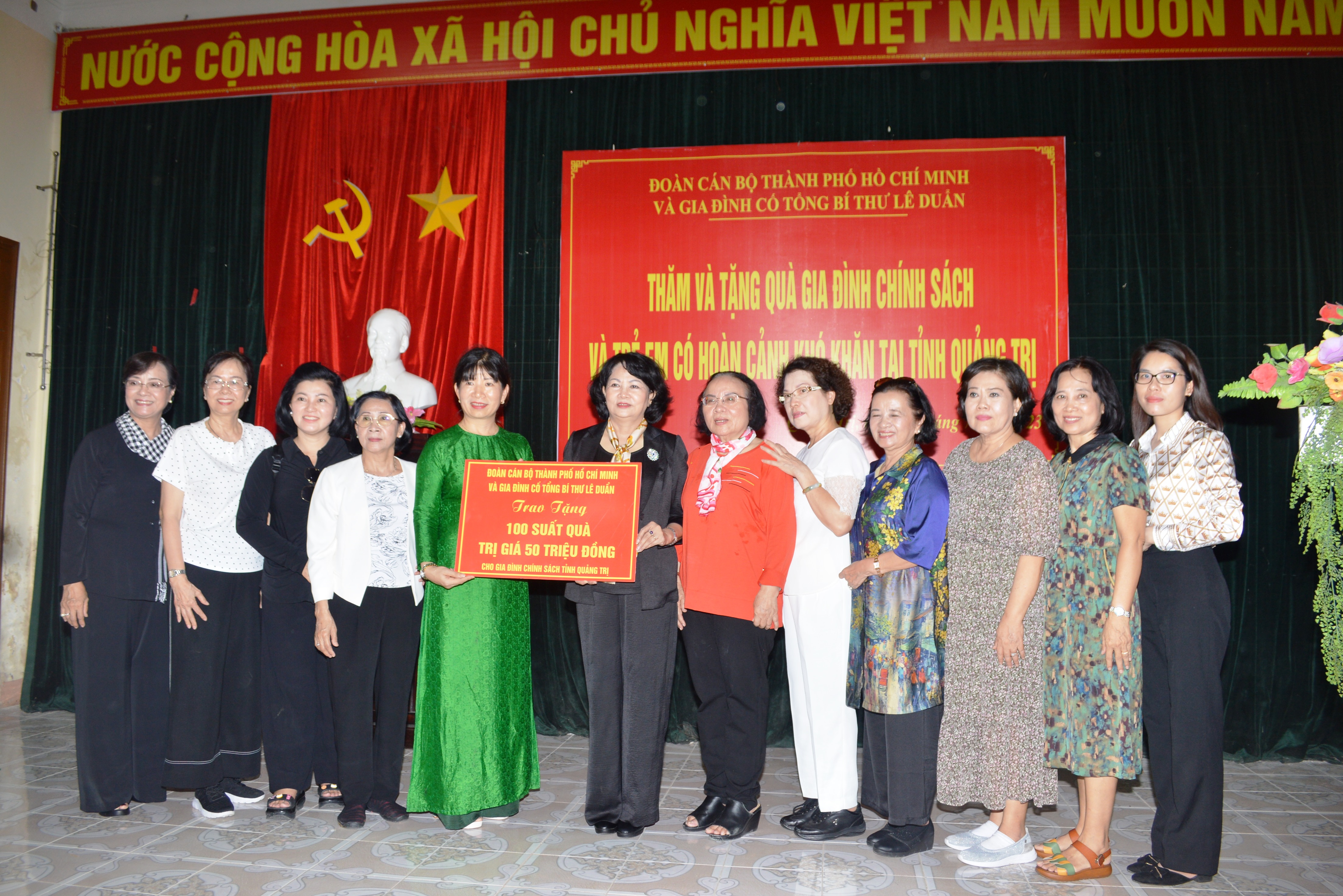 Nguyên Phó Chủ tịch nước Đặng Thị Ngọc Thịnh dâng hoa, dâng hương tại Thành Cổ Quảng Trị, Nhà lưu niệm Tổng Bí thư Lê Duẩn 