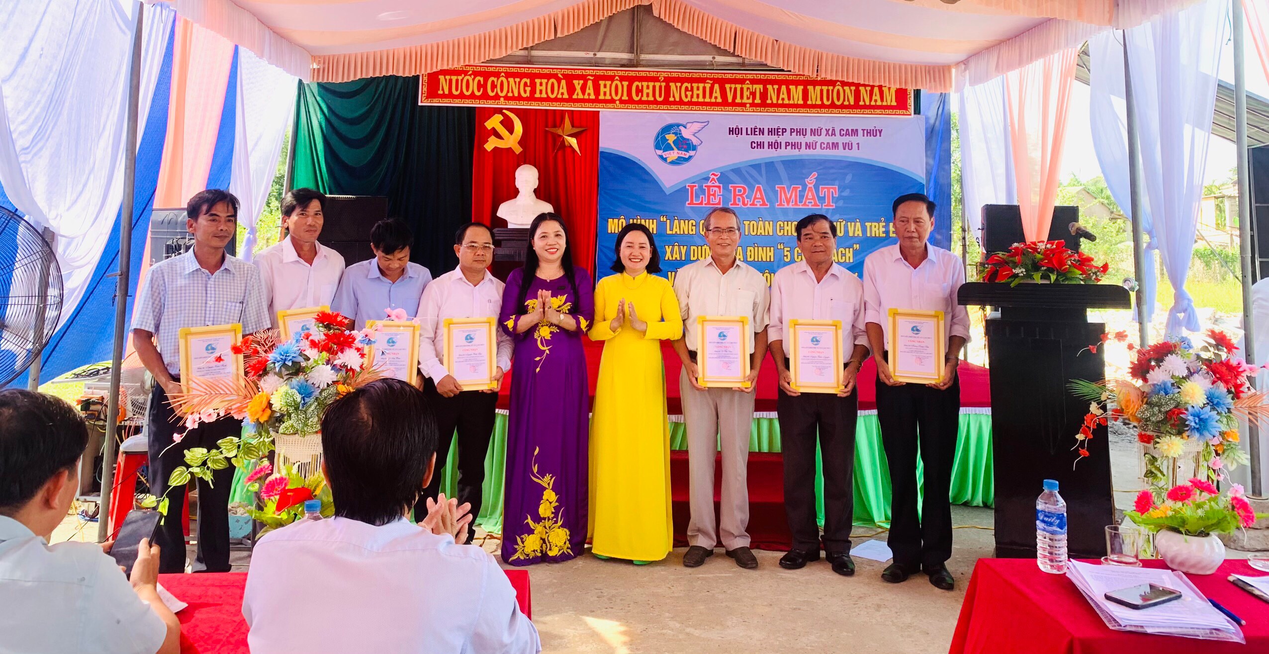 Hội Liên hiệp phụ nữ xã Cam Thủy công nhận 7 nam giới là hội viên danh dự