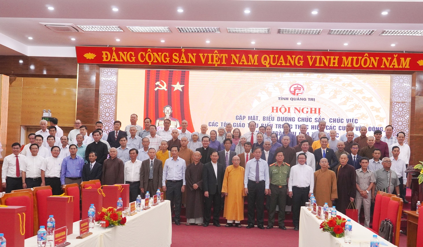 Gặp mặt, biểu dương chức sắc, chức việc các tôn giáo tiêu biểu trong thực hiện các cuộc vận động, phong trào thi đua yêu nước