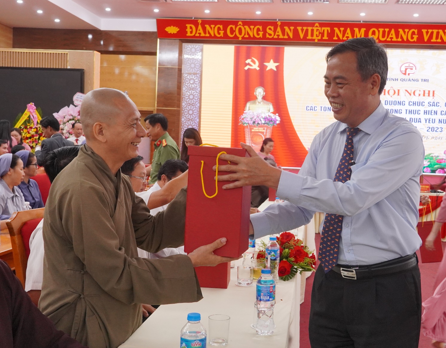 Gặp mặt, biểu dương chức sắc, chức việc các tôn giáo tiêu biểu trong thực hiện các cuộc vận động, phong trào thi đua yêu nước