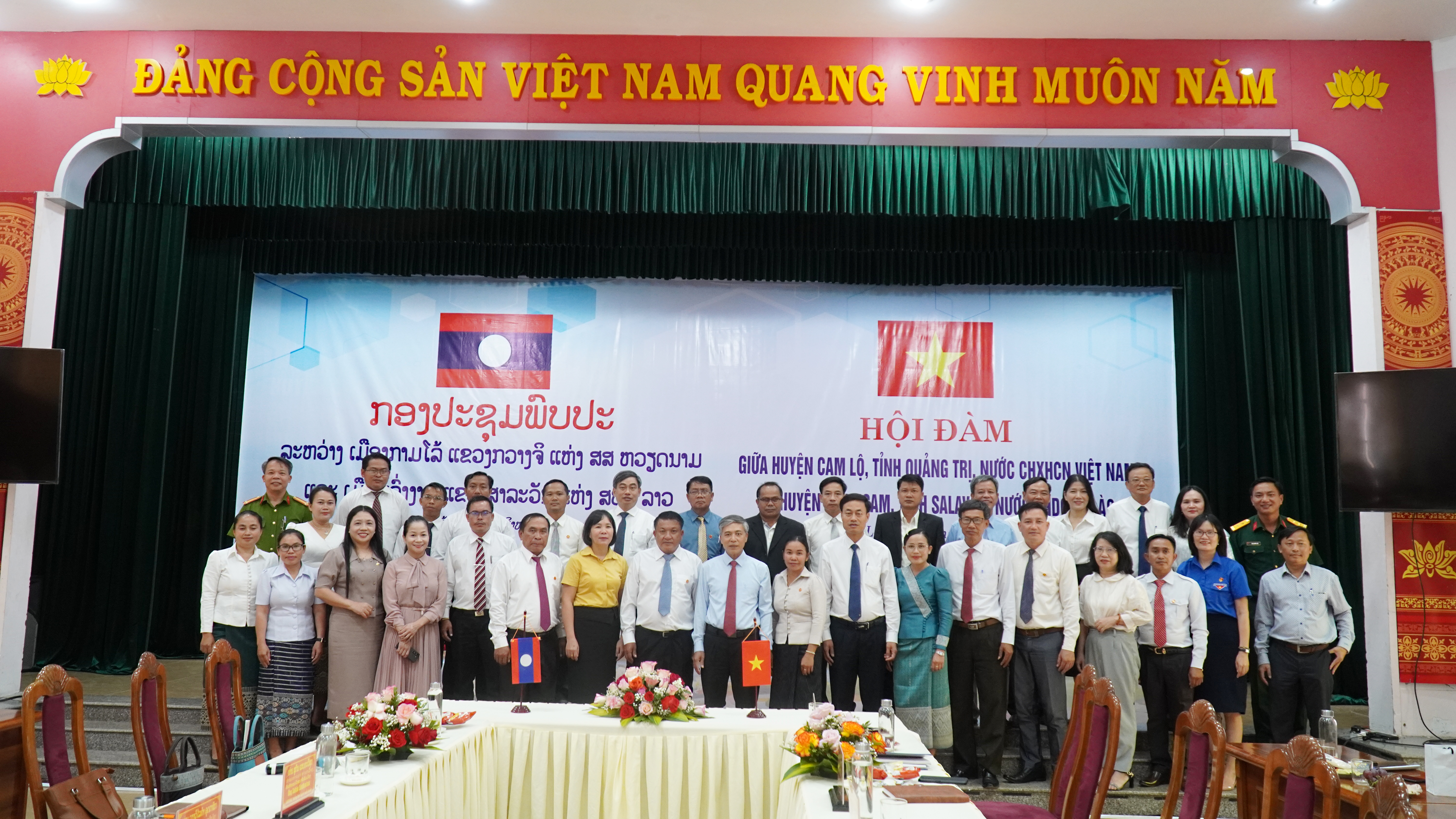 Thiết lập quan hệ hợp tác giữa huyện Cam Lộ và huyện Làu Ngam (Lào)