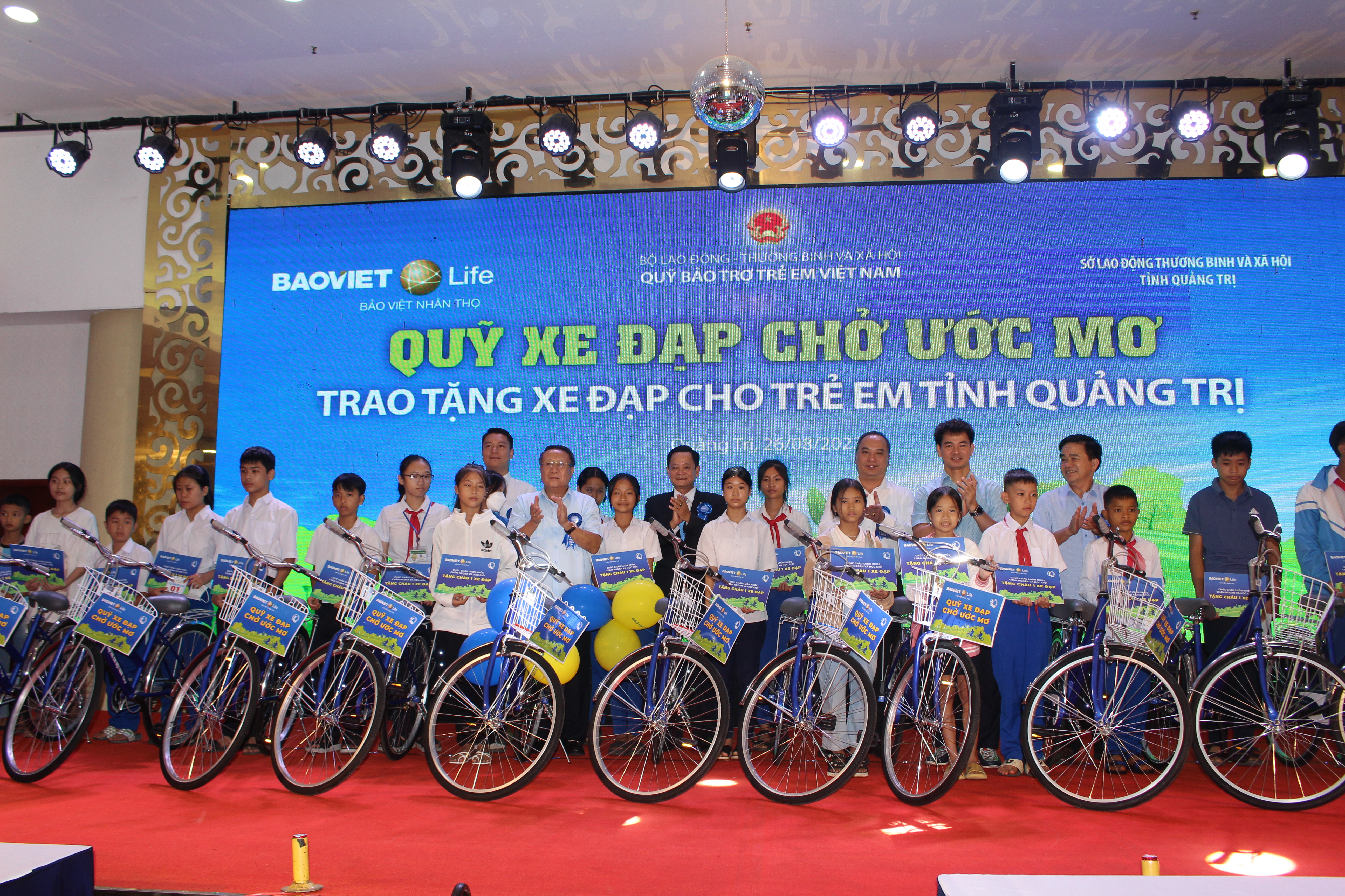 Bảo Việt nhân thọ trao 100 chiếc xe đạp cho học sinh có hoàn cảnh khó khăn