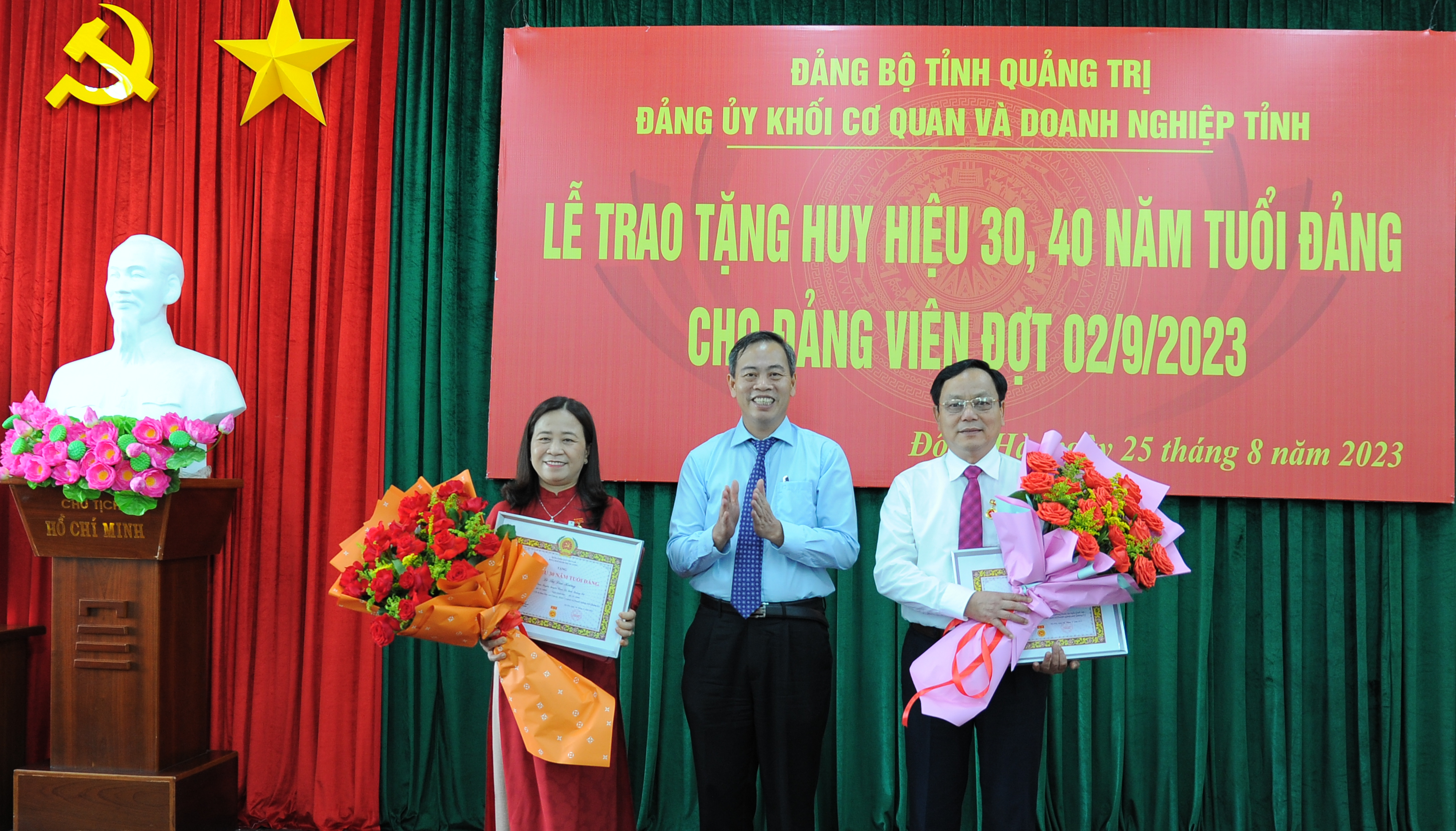 Trao tặng Huy hiệu Đảng cho đảng viên 30, 40 năm tuổi đảng