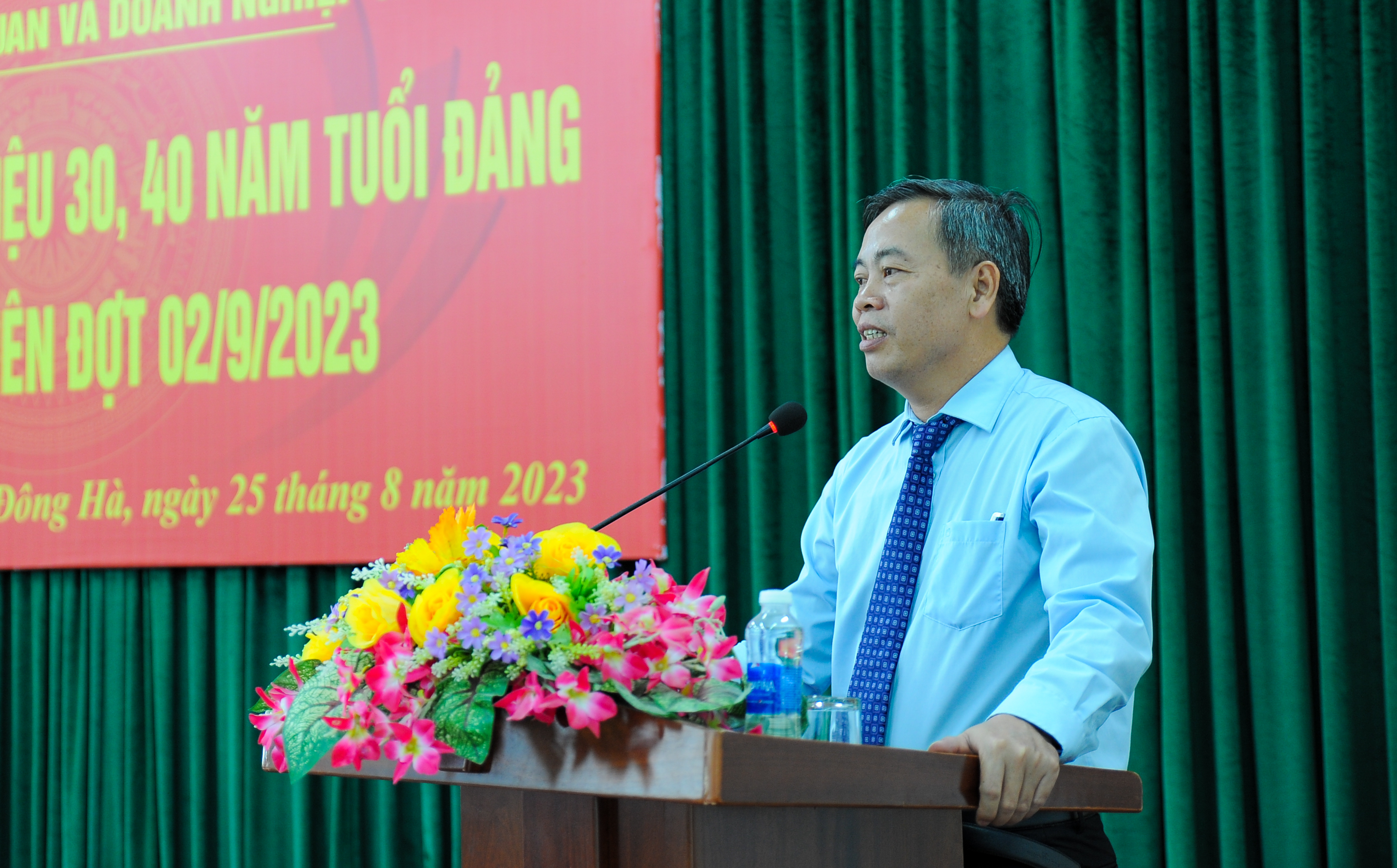 Trao tặng Huy hiệu Đảng cho đảng viên 30, 40 năm tuổi đảng