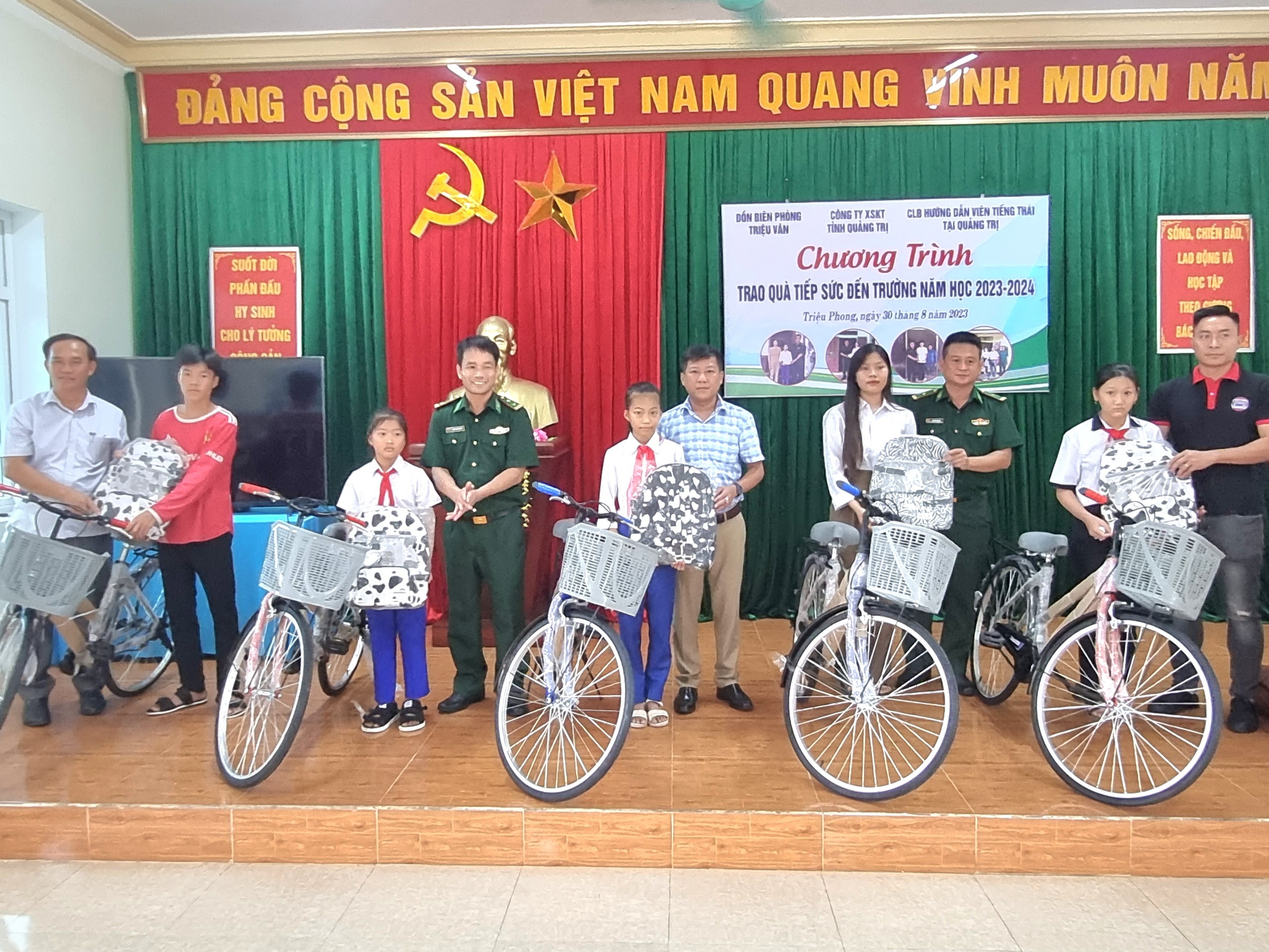 Đồn Biên phòng Triệu Vân tặng quà cho học sinh nghèo trước thềm năm học mới