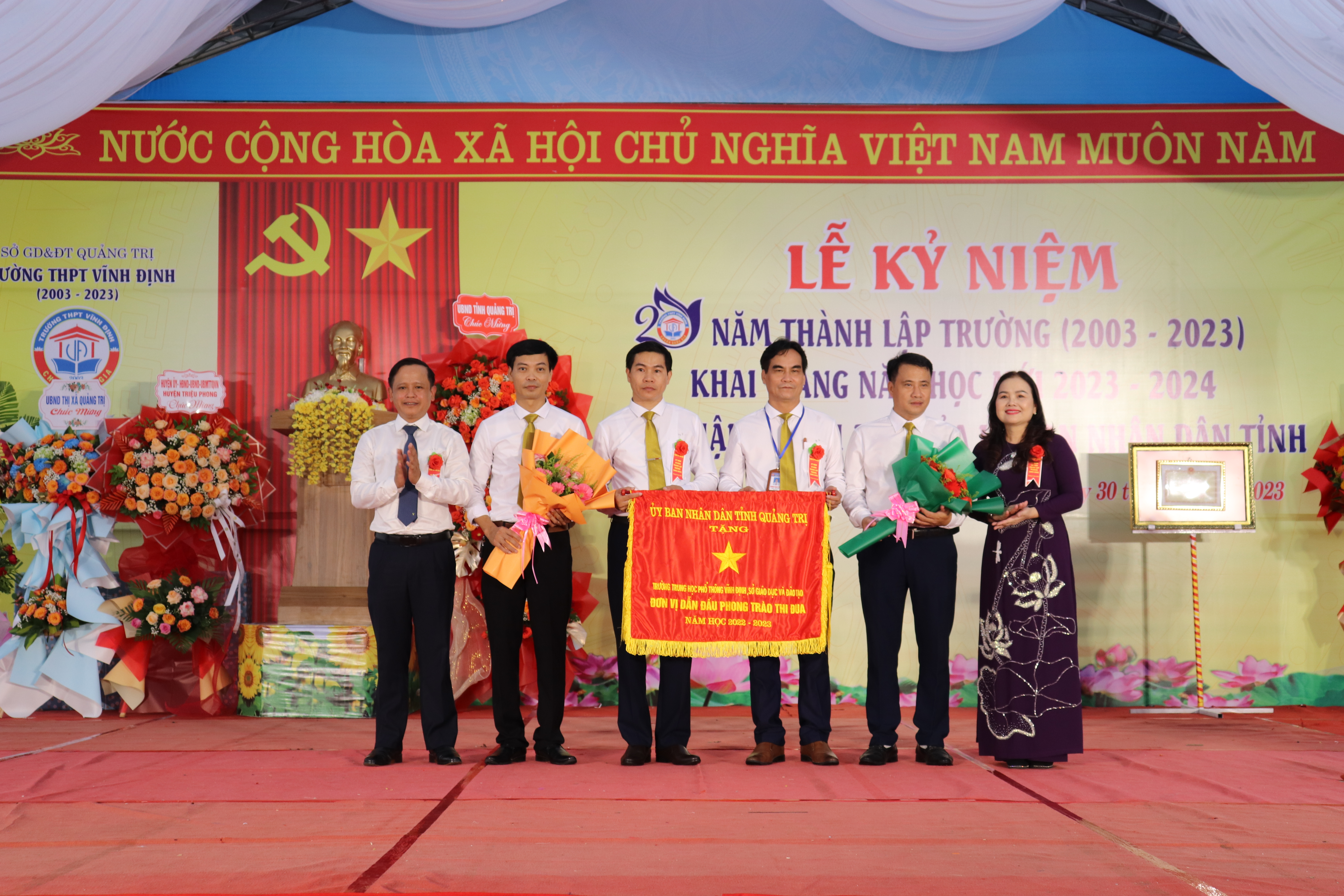 Trường THPT Vĩnh Định kỷ niệm 20 năm thành lập và đón nhận Cờ thi đua của UBND tỉnh Quảng Trị