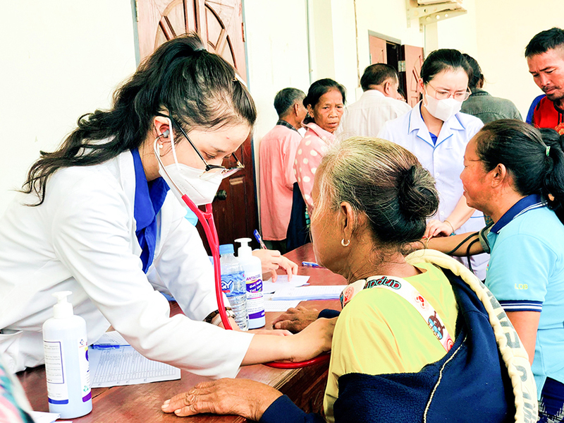 Tình nguyện trên đất bạn Lào