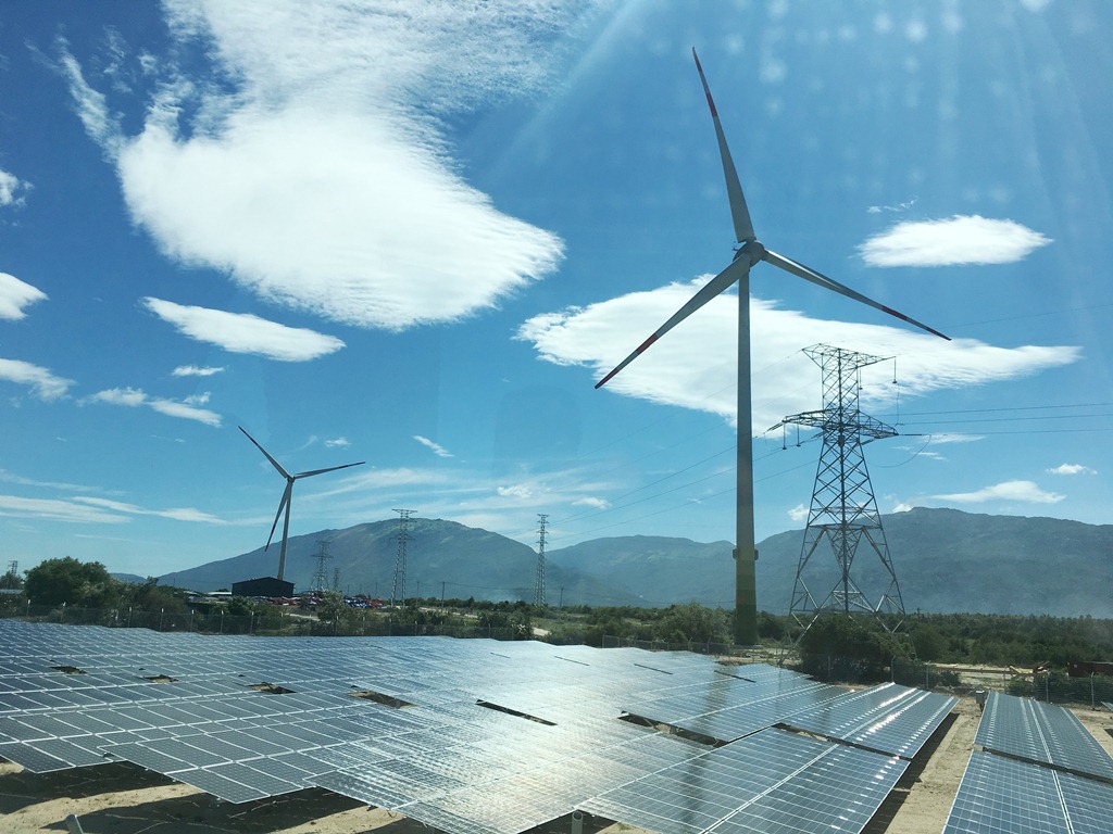 Phấn đấu đến 2030 hình thành 2 trung tâm công nghiệp, dịch vụ năng lượng tái tạo liên vùng
