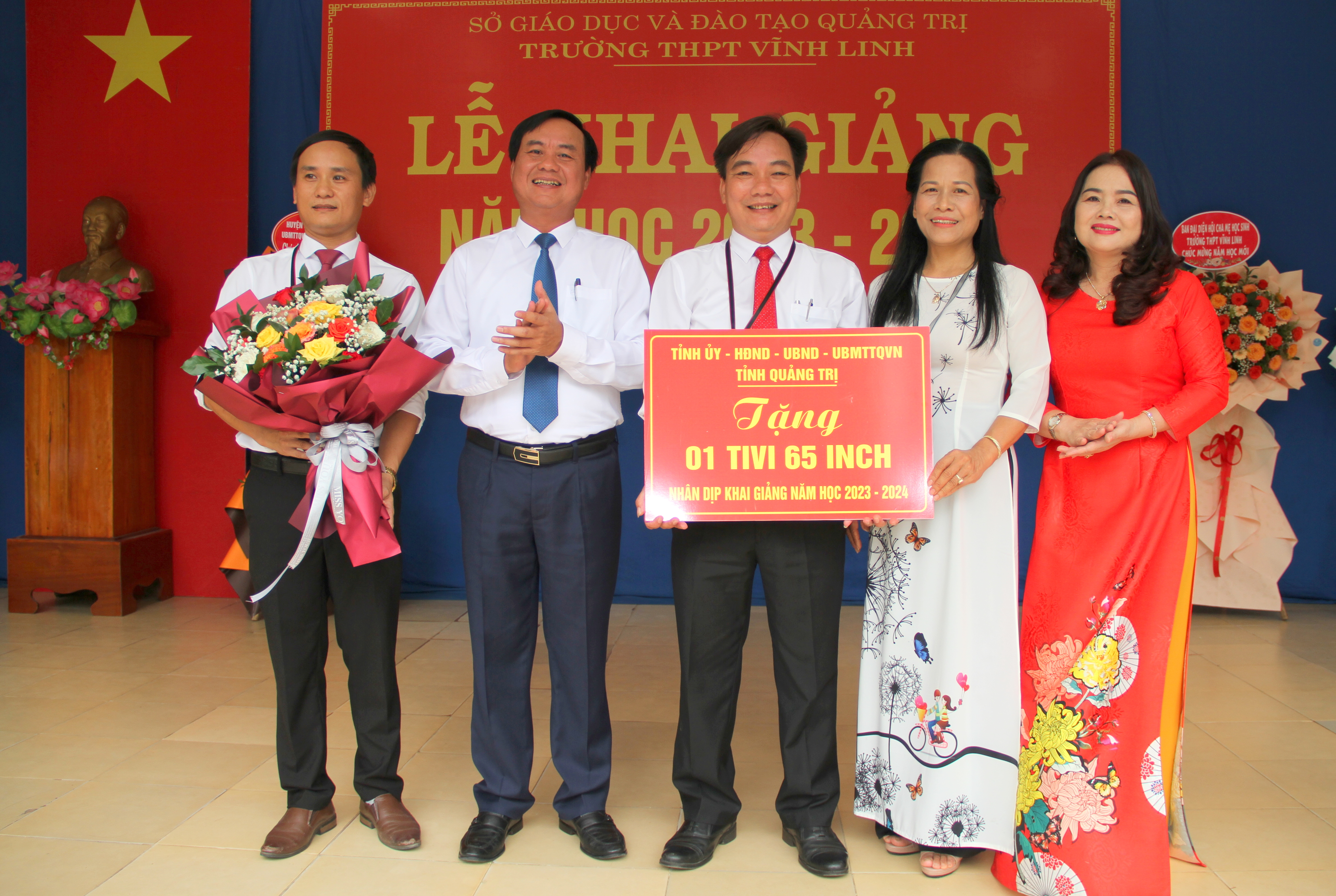 Chủ tịch UBND tỉnh Võ Văn Hưng dự lễ khai giảng năm học mới tại Trường THPT Vĩnh Linh