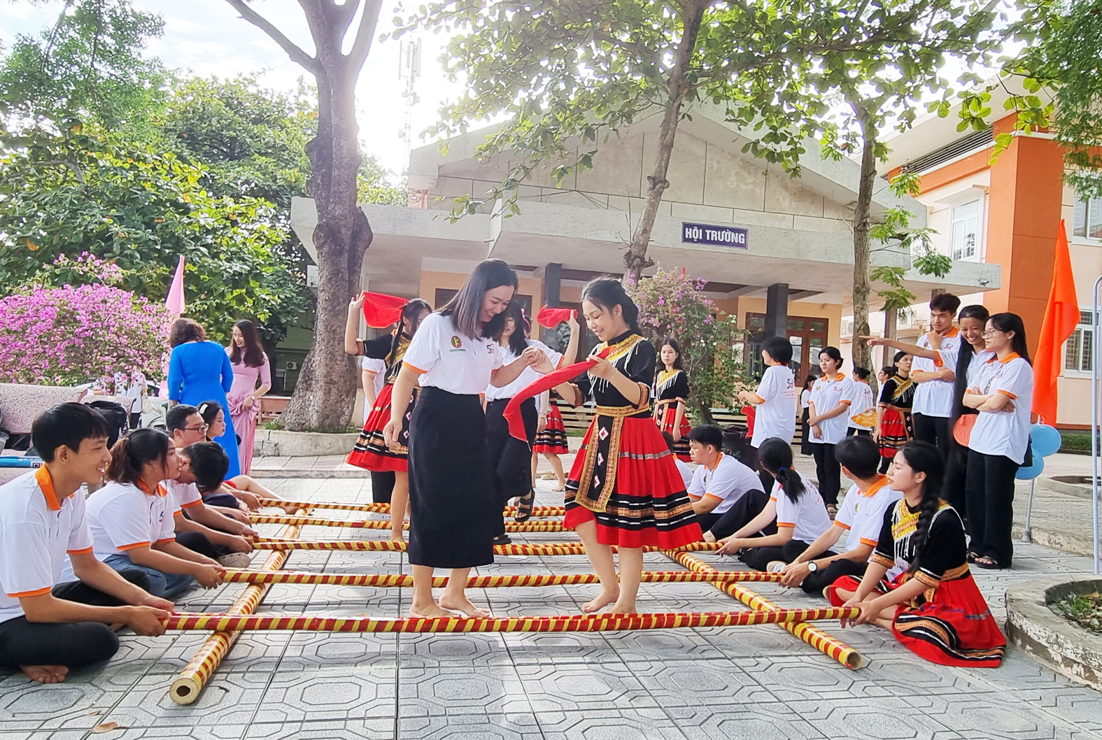 Hoạt động kỷ niệm 50 năm thành lập Trường THPT Đông Hà