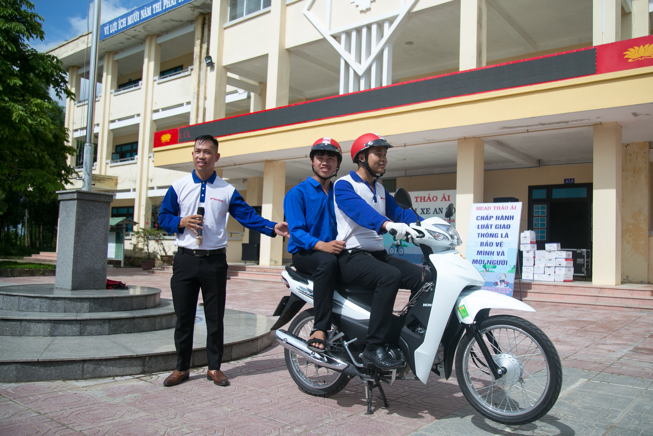 Phát động học sinh, sinh viên nghiêm chỉnh chấp hành pháp luật về an toàn giao thông