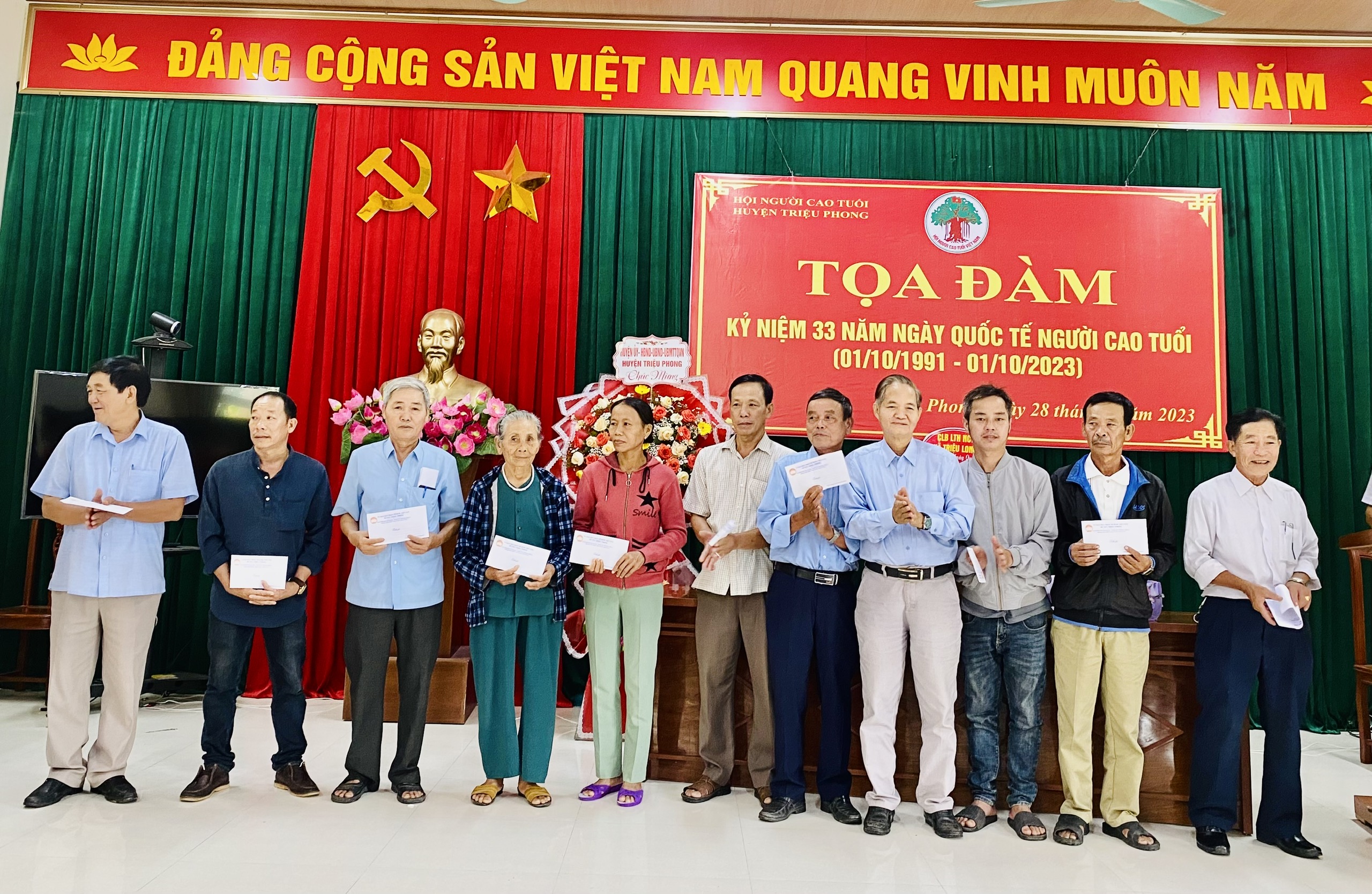 Tặng 60 suất quà cho người cao tuổi khó khăn
