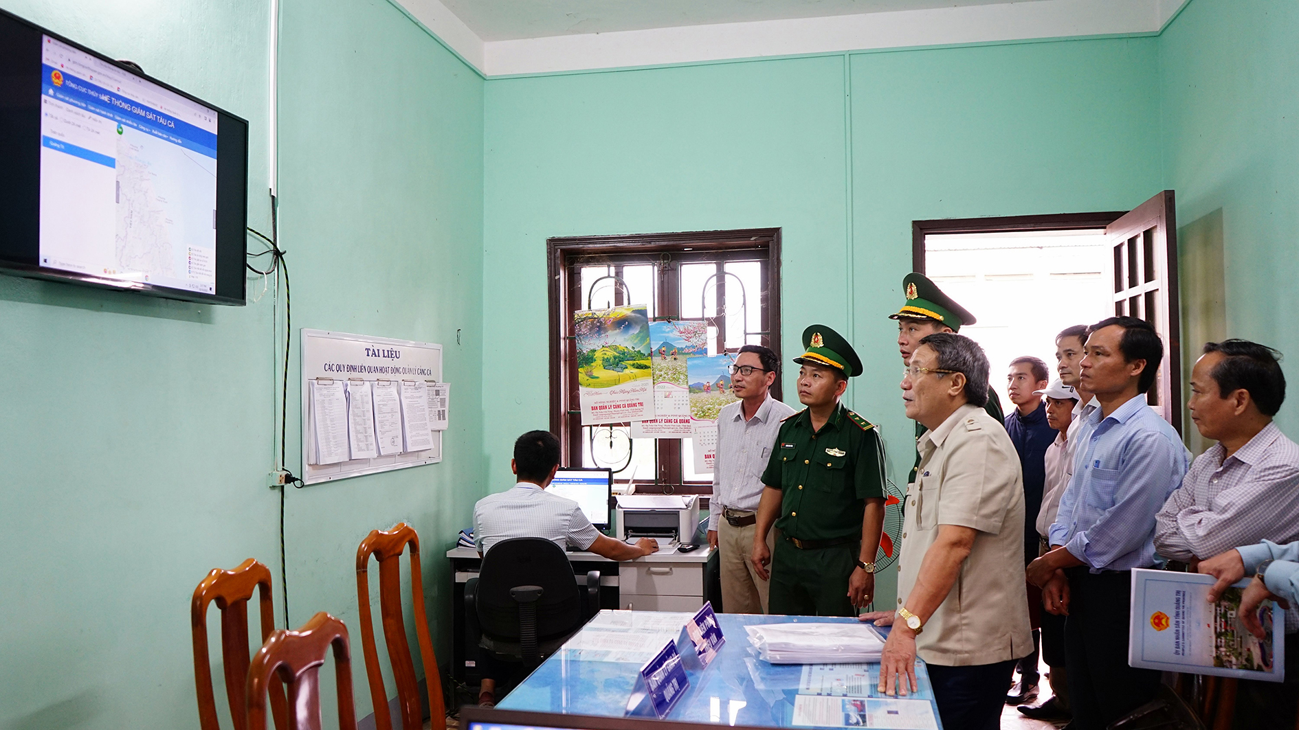 Tập trung thực hiện các nhiệm vụ, giải pháp cấp bách, trọng tâm chống khai thác hải sản bất hợp pháp, không báo cáo và không theo quy định