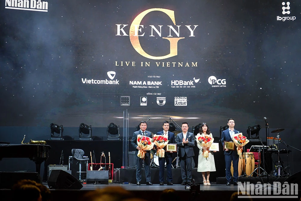“Kenny G Live in Vietnam”: Đêm nhạc của cảm xúc