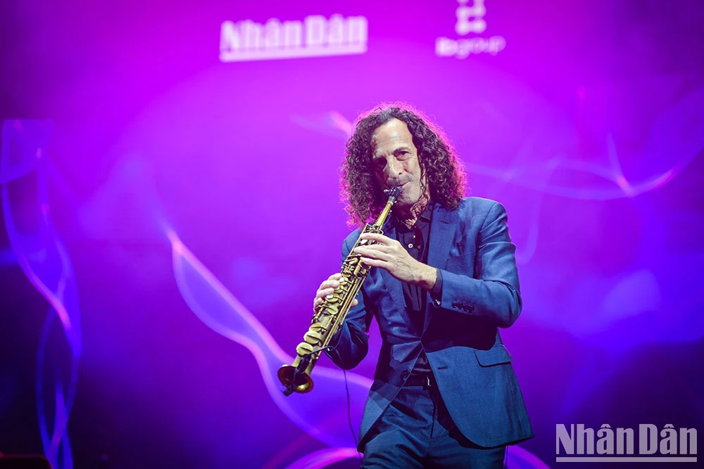 “Kenny G Live in Vietnam”: Đêm nhạc của cảm xúc
