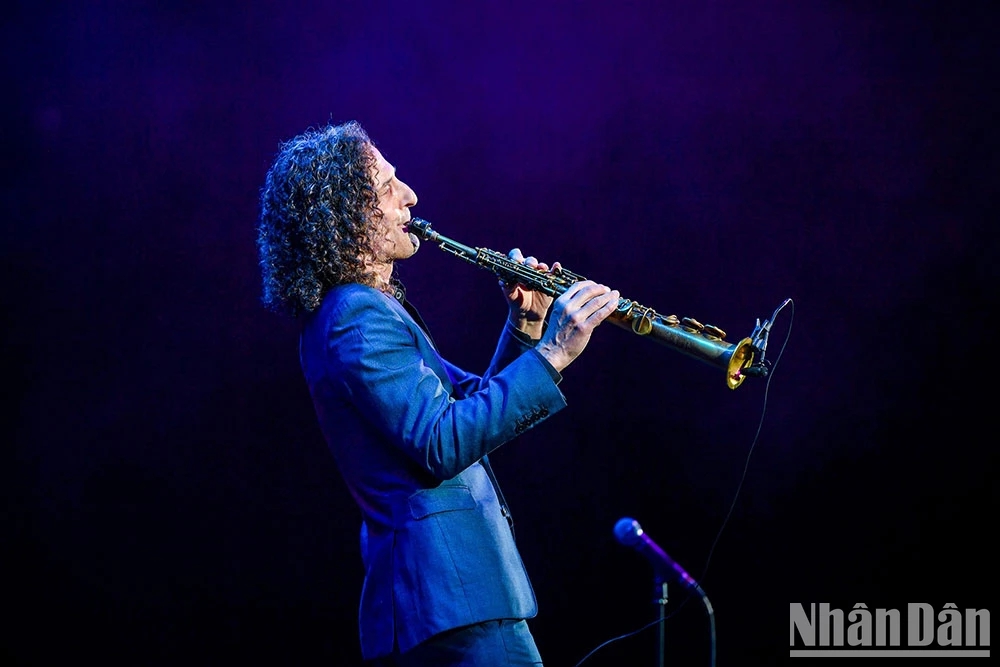 “Kenny G Live in Vietnam”: Đêm nhạc của cảm xúc