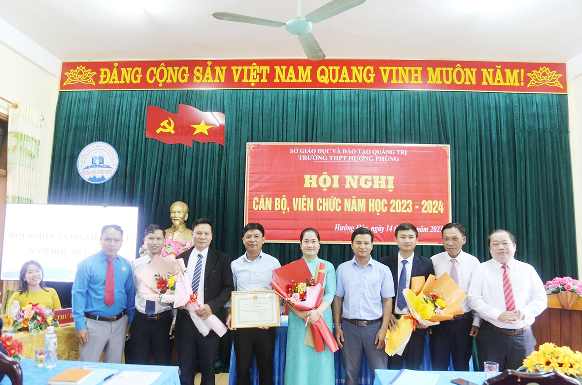 Tình nguyện lên vùng khó dạy học
