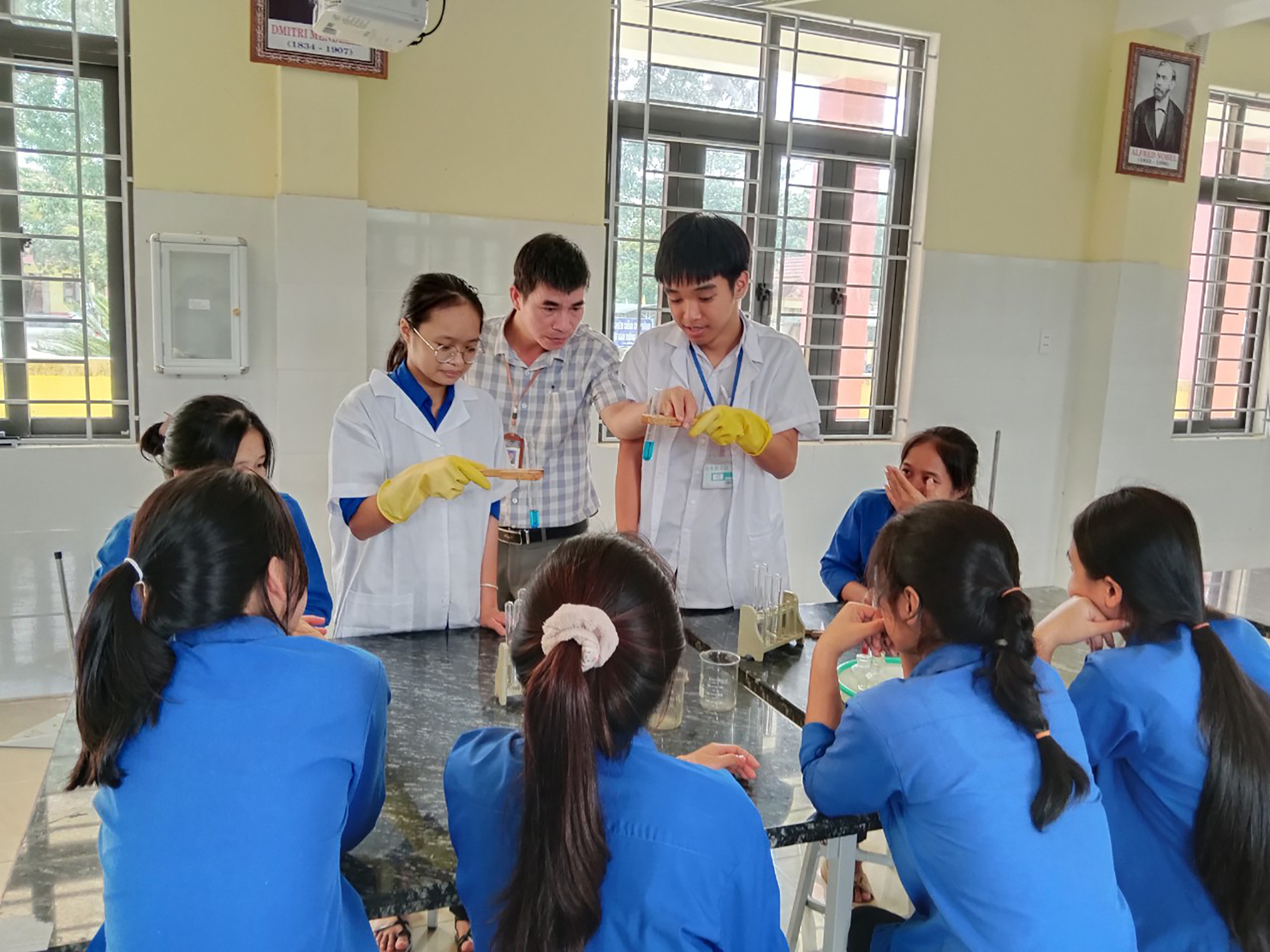 Tình nguyện lên vùng khó dạy học
