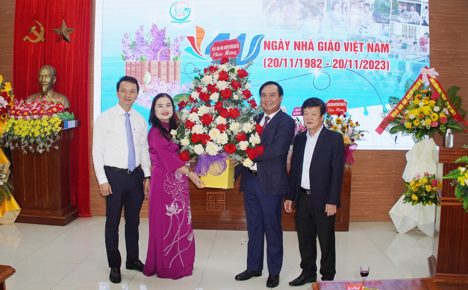 Chủ tịch UBND tỉnh Võ Văn Hưng thăm, chúc mừng Sở Giáo dục & Đào tạo nhân Ngày Nhà giáo Việt Nam