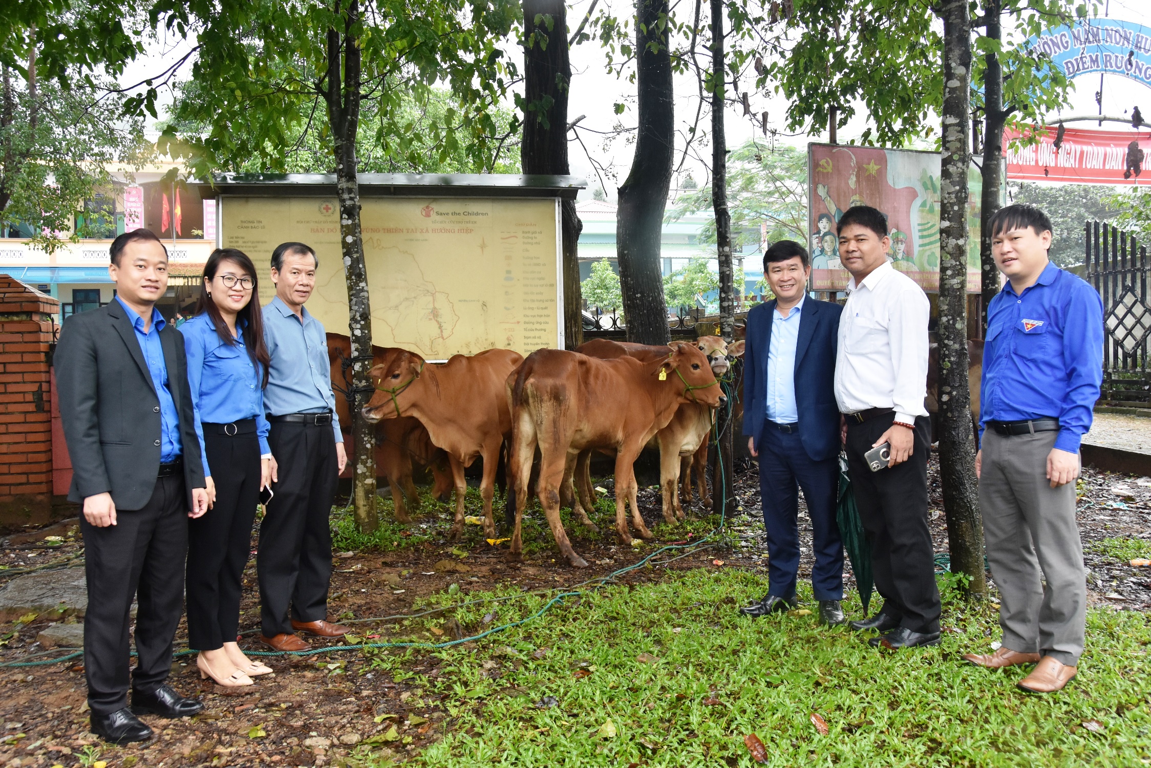 Trao tặng mô hình sinh kế cho 105 hộ đoàn viên thanh niên nghèo, cận nghèo