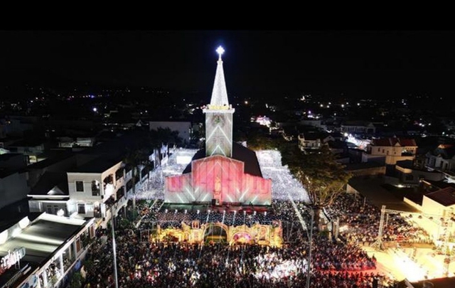 Người dân vui đón Noel trong thanh bình và hoan hỉ