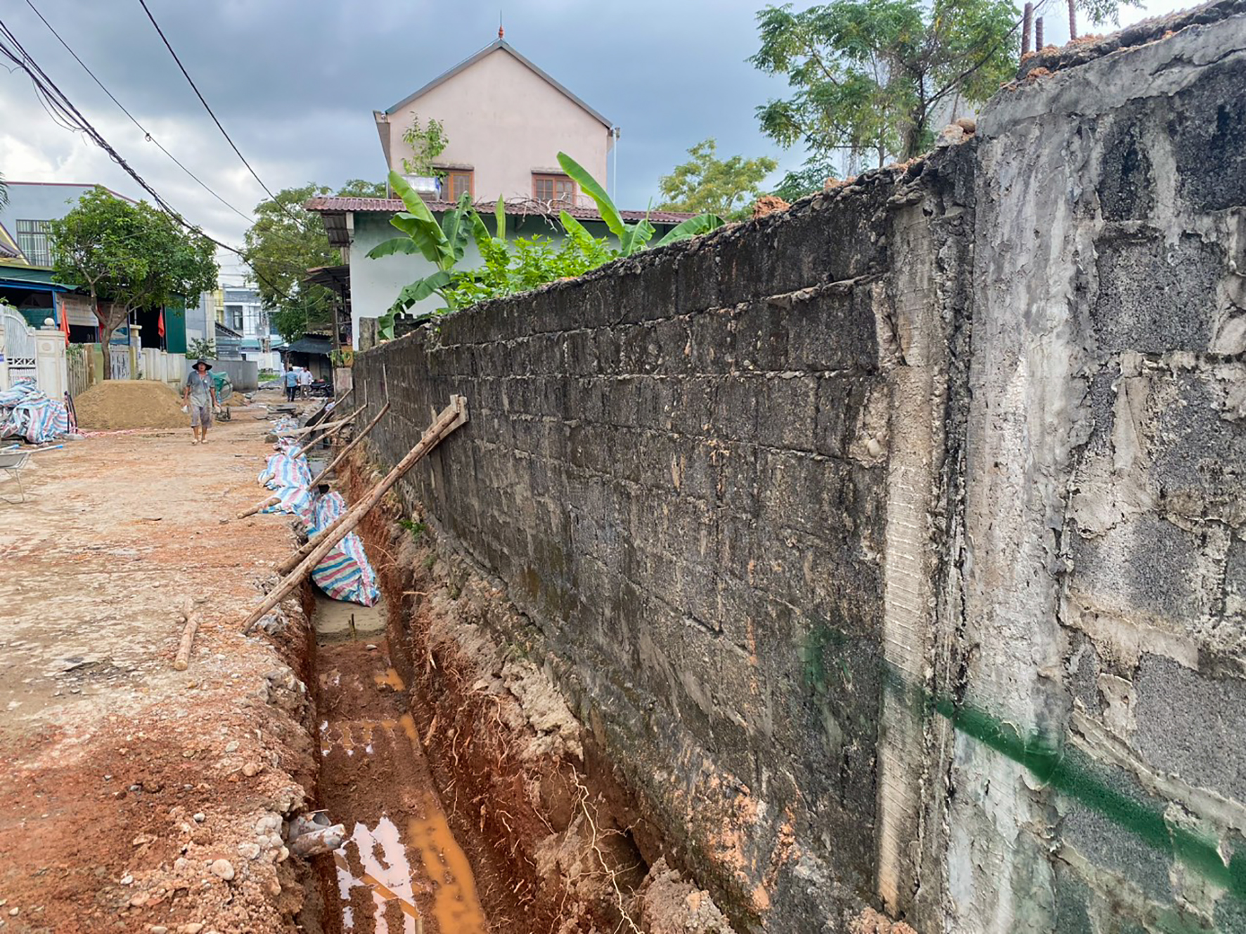 Cần sớm khắc phục tường rào bị nghiêng tại Kiệt 195 Lê Lợi, TP. Đông Hà