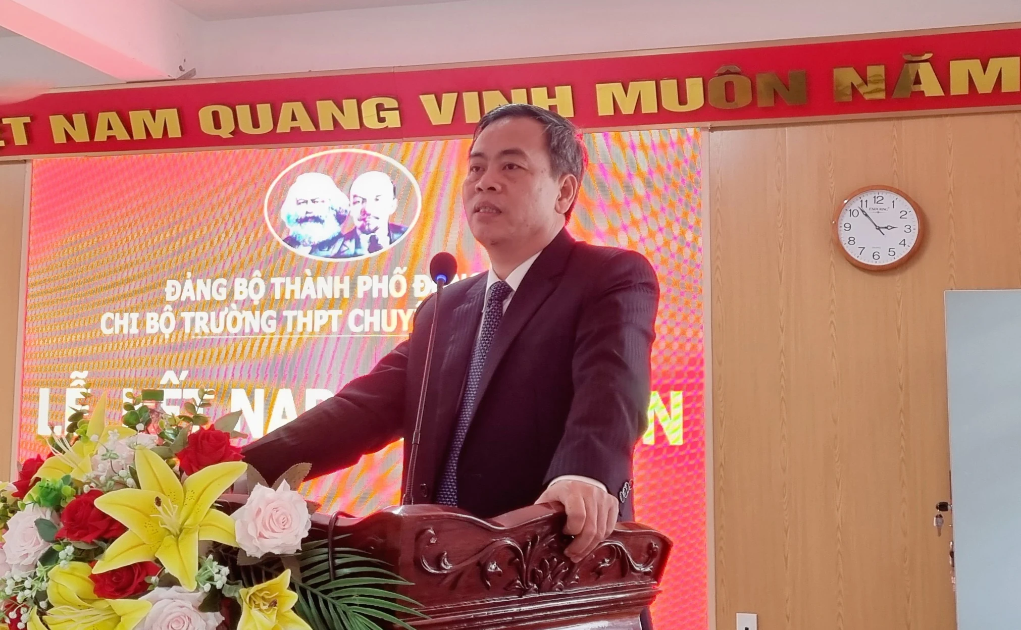 Chi bộ Trường THPT Chuyên Lê Quý Đôn kết nạp 9 đảng viên là học sinh