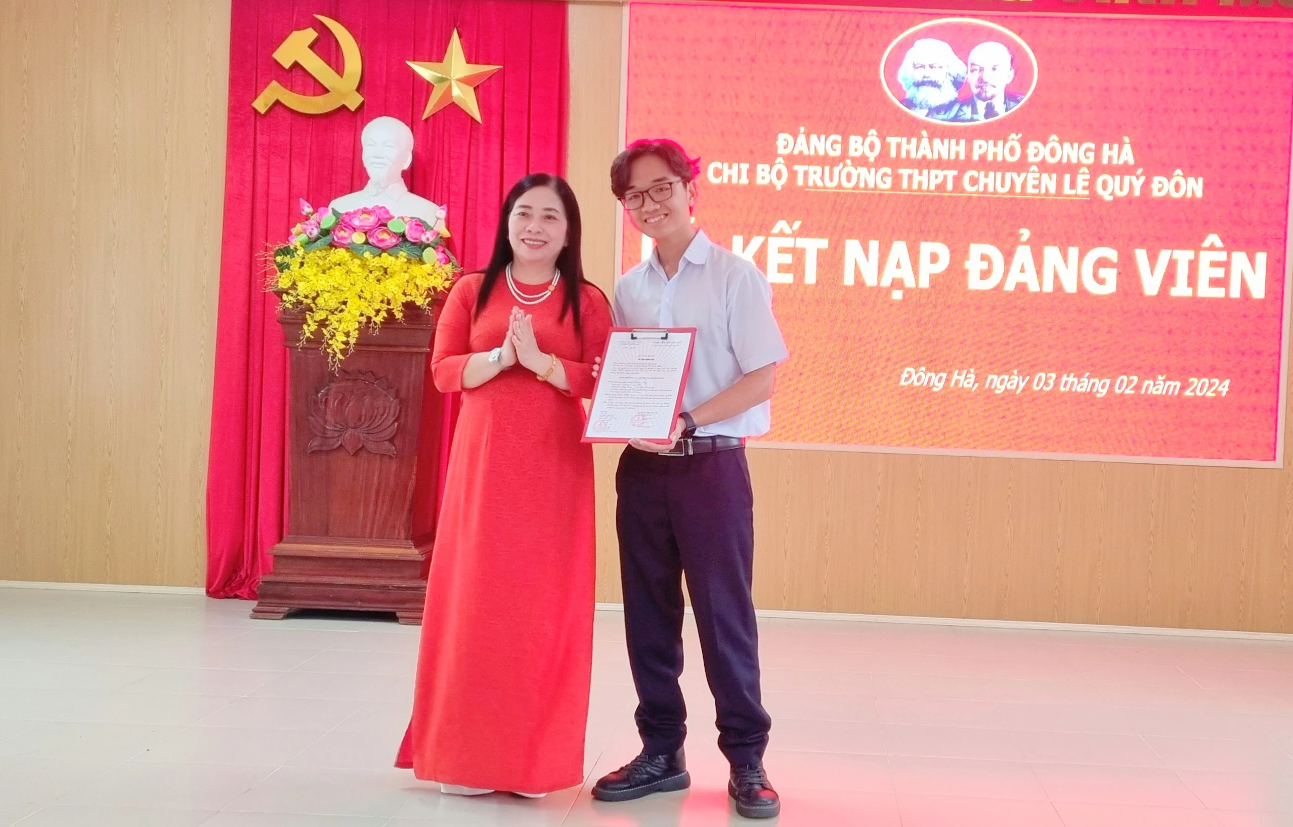 Chi bộ Trường THPT Chuyên Lê Quý Đôn kết nạp 9 đảng viên là học sinh