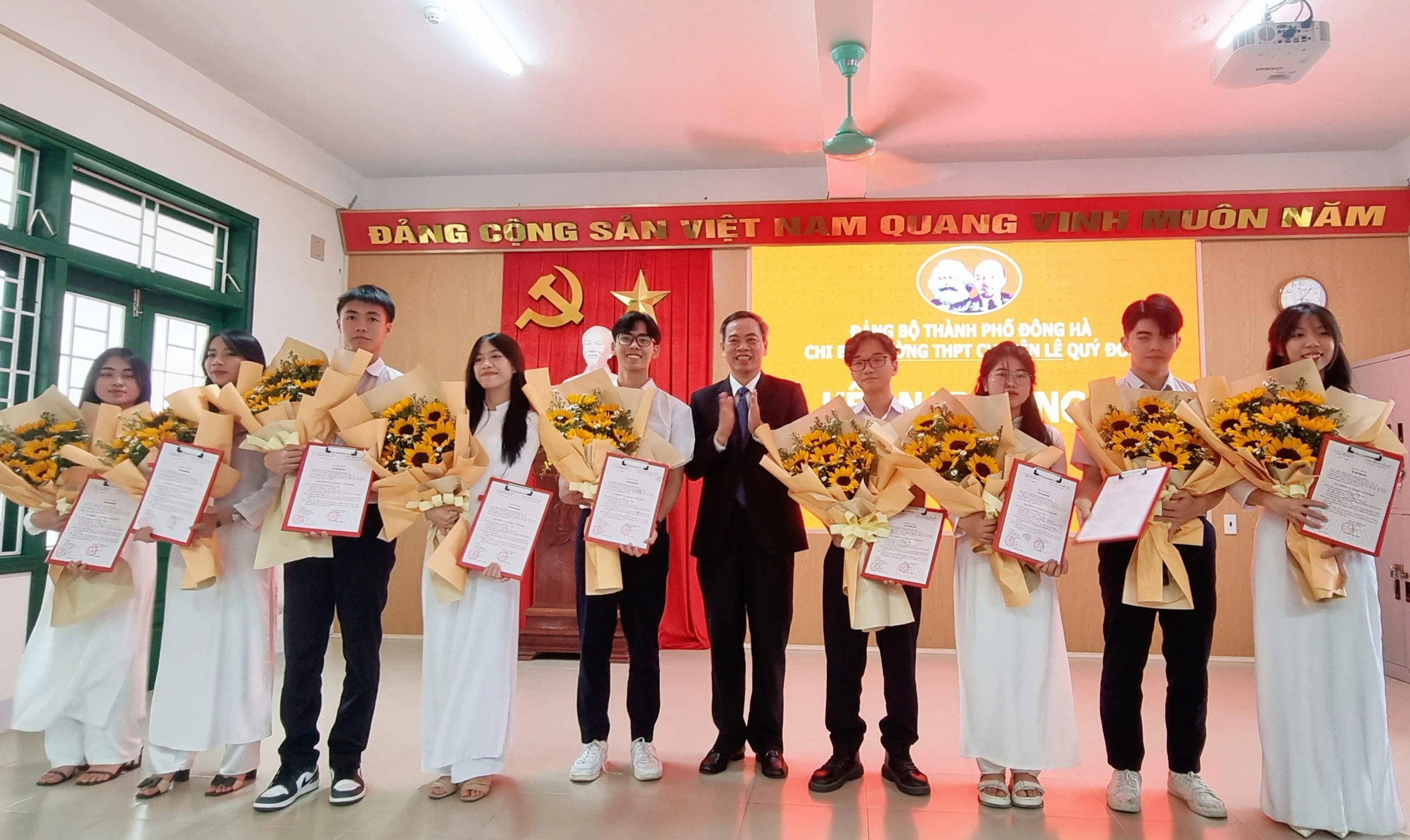 Chi bộ Trường THPT Chuyên Lê Quý Đôn kết nạp 9 đảng viên là học sinh