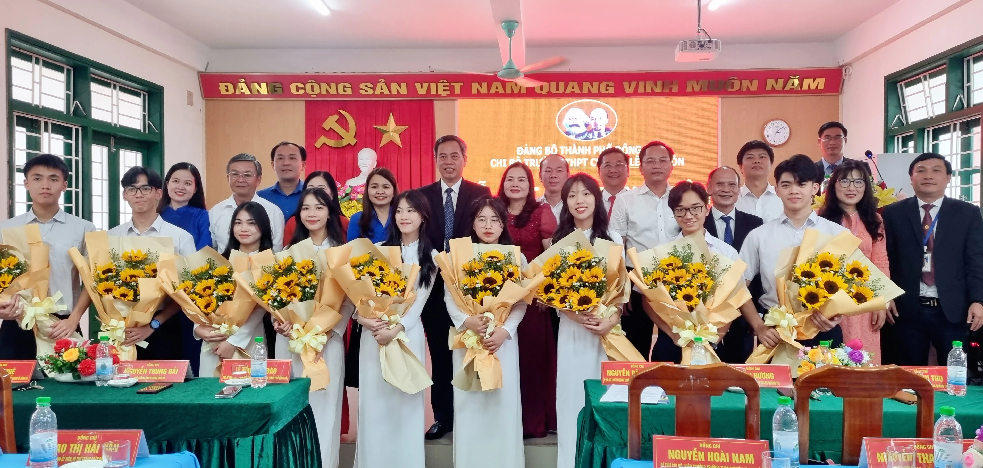 Chi bộ Trường THPT Chuyên Lê Quý Đôn kết nạp 9 đảng viên là học sinh