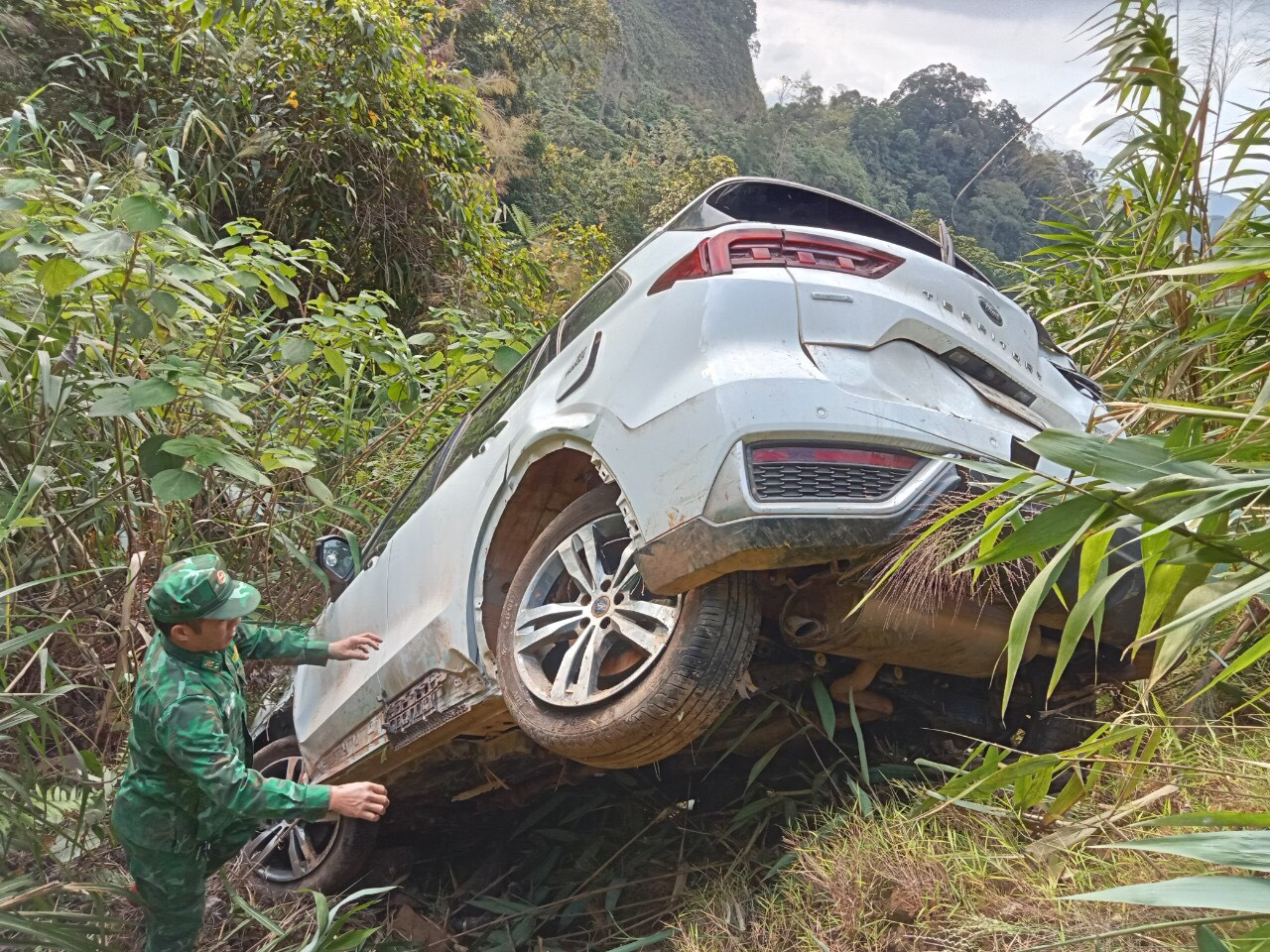 Ô tô lao xuống vực sâu bên đường Hồ Chí Minh