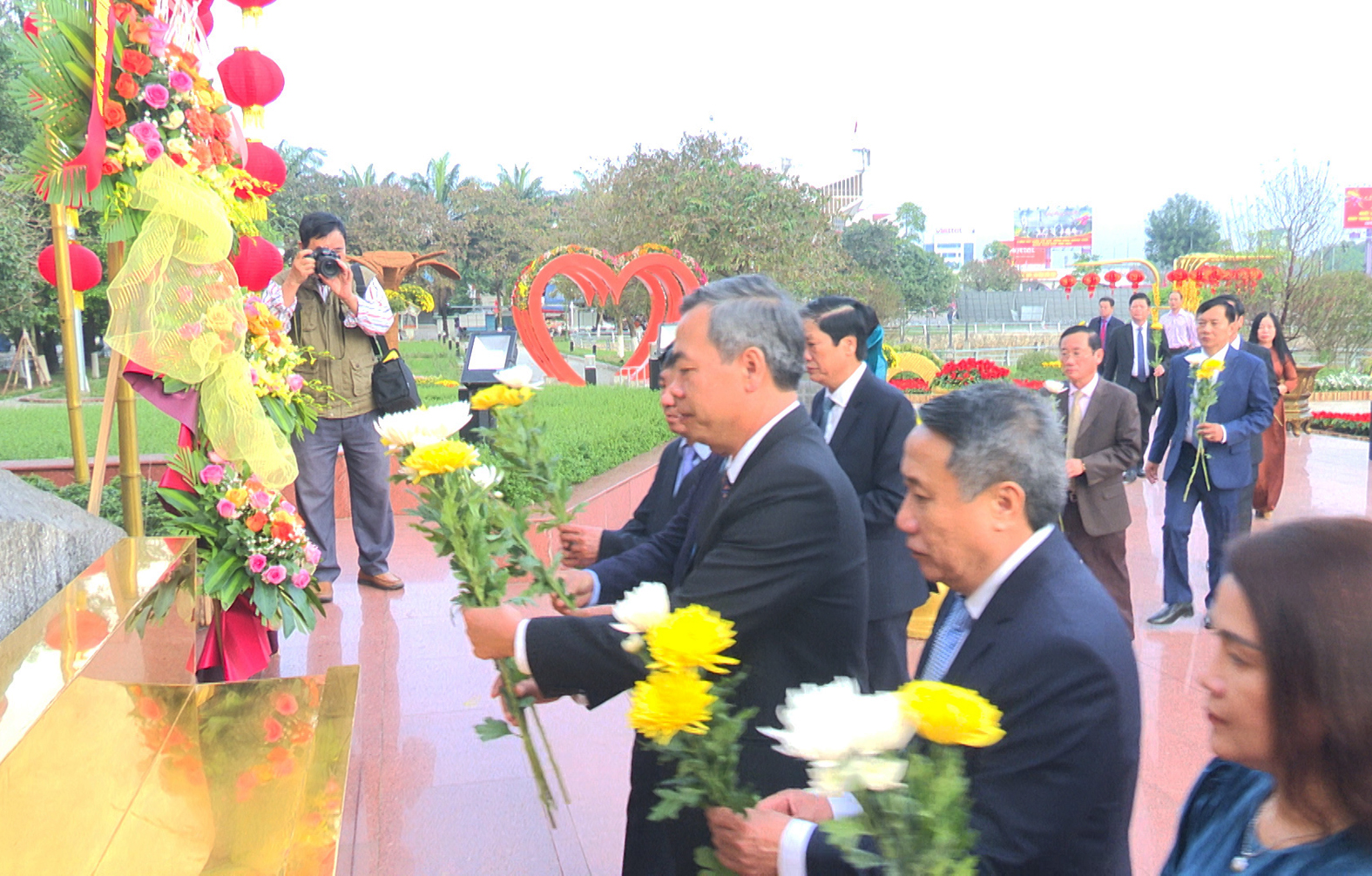 Dâng hoa tưởng niệm Tổng Bí thư Lê Duẩn