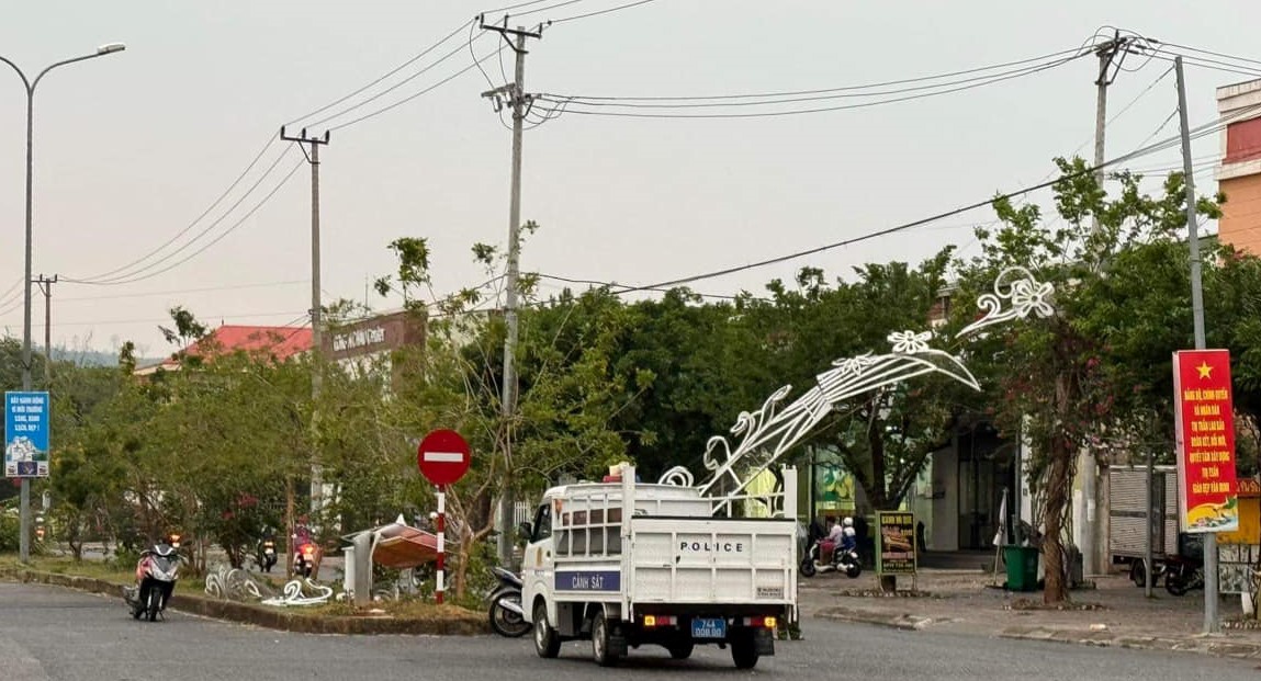 Mưa giông kèm lốc xoáy bất ngờ ở thị trấn Lao Bảo khiến nhiều nhà dân tốc mái, cây xanh gãy đổ