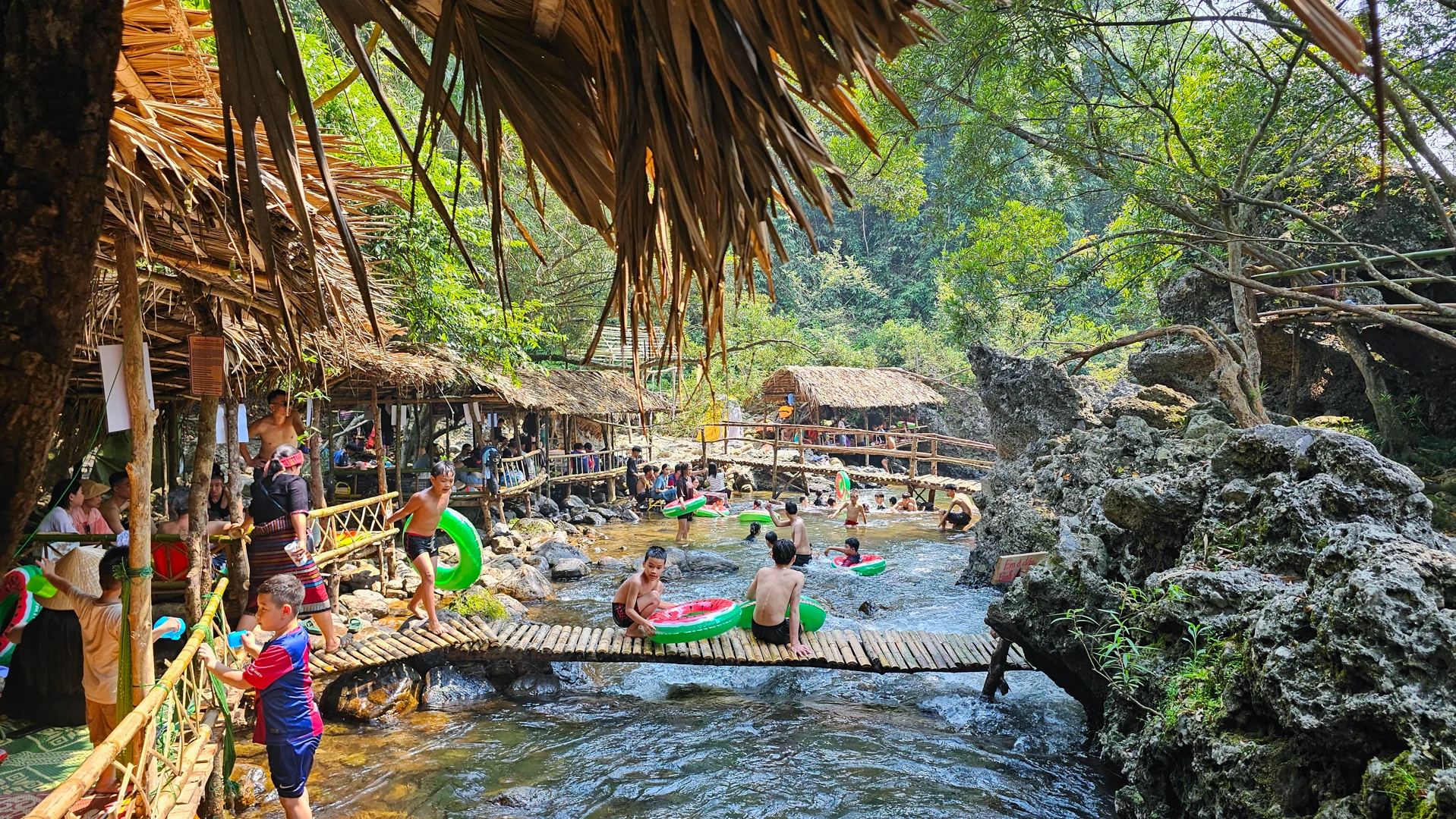 Những “nhịp cầu” đưa du khách về bản