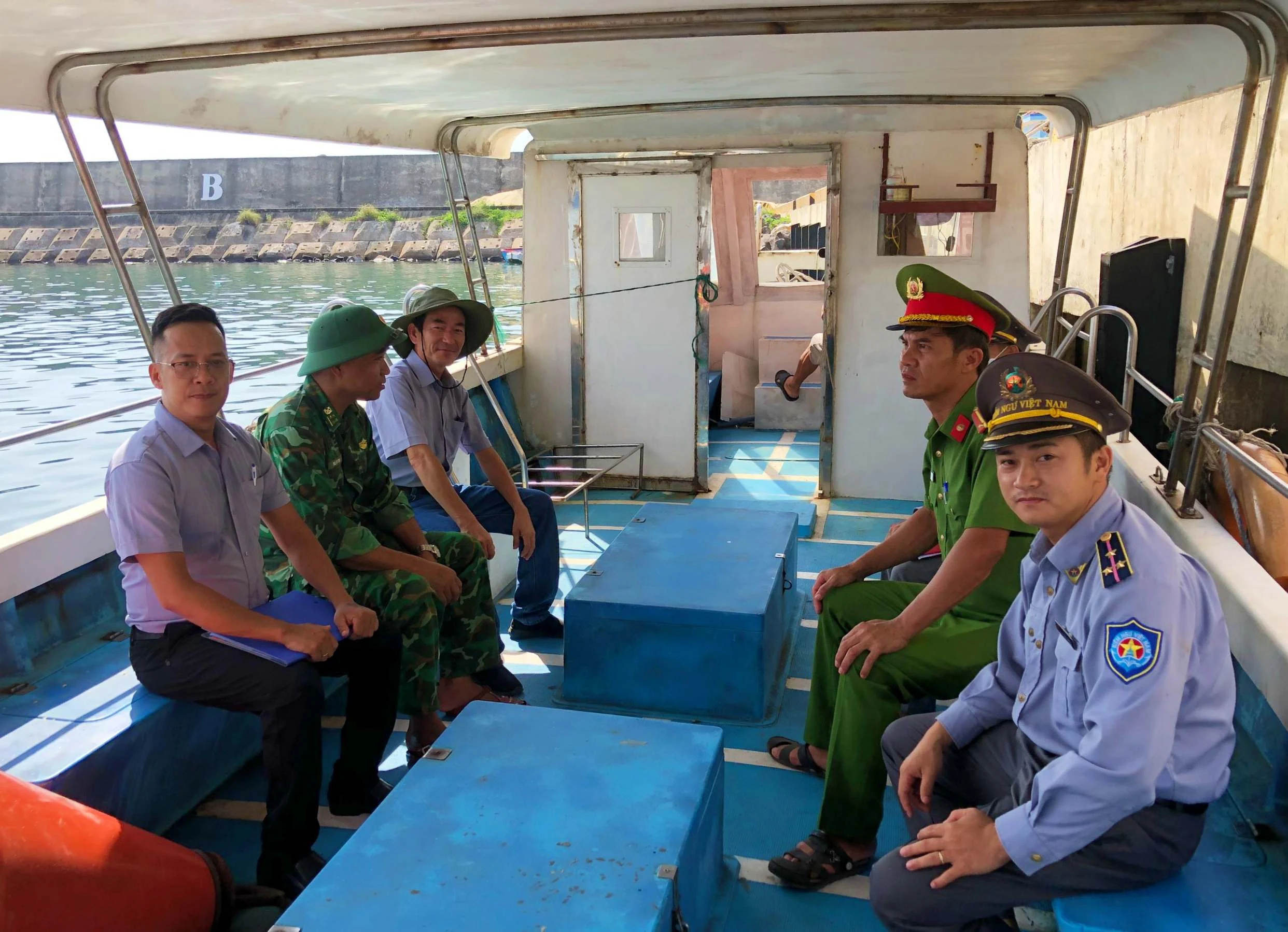 Bảo vệ “viên ngọc xanh” giữa trùng khơi