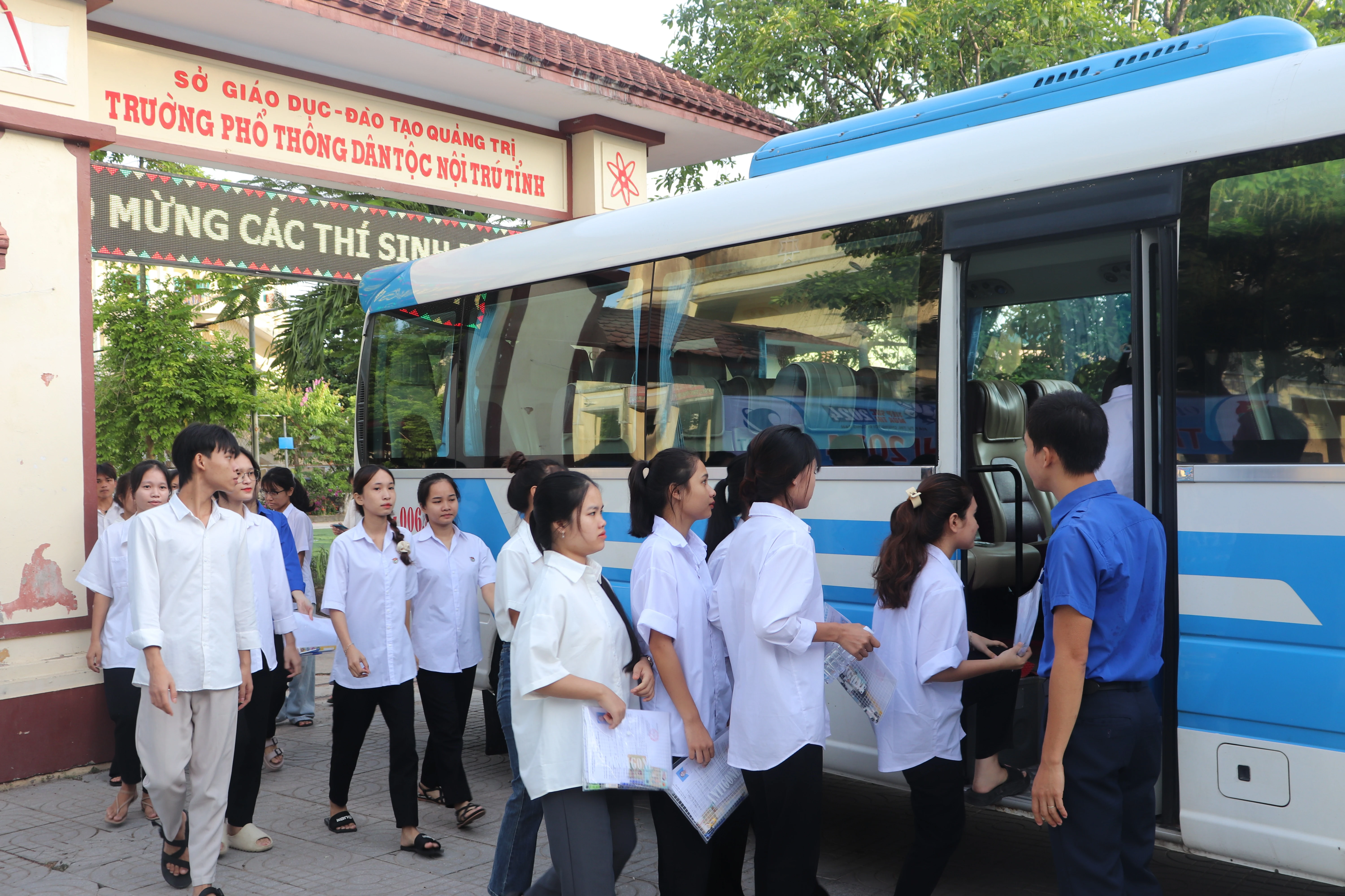 Trường Phổ thông Dân tộc nội trú tỉnh Quảng Trị: Hỗ trợ xe đưa đón và ăn trưa cho sĩ tử