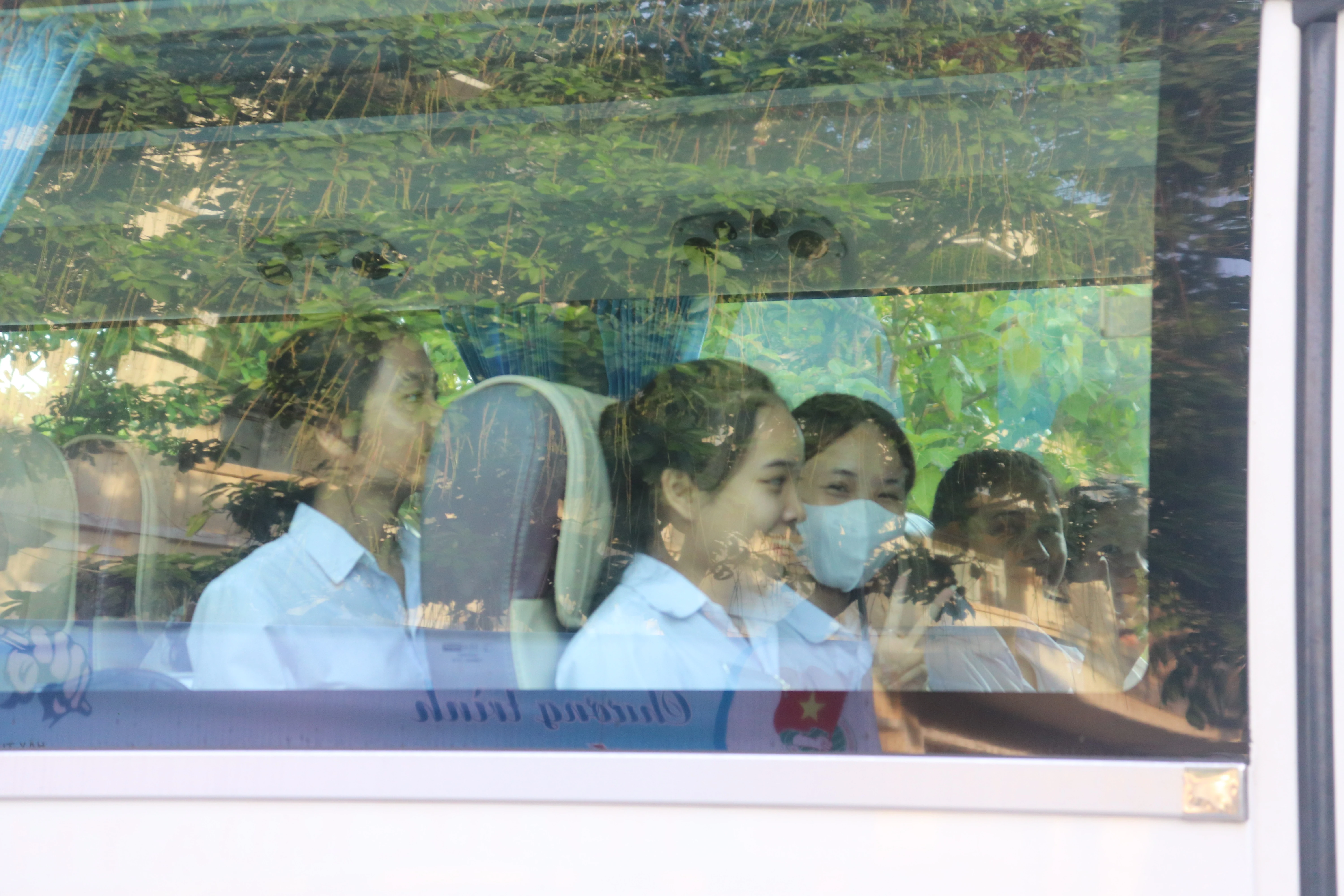 Trường Phổ thông Dân tộc nội trú tỉnh Quảng Trị: Hỗ trợ xe đưa đón và ăn trưa cho sĩ tử