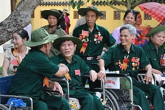 Hướng dẫn tặng quà dịp 27/7 năm 2024 cho người có công