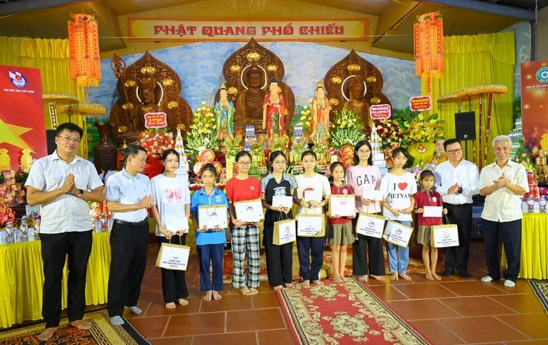 Hội Nhà báo Việt Nam “Thắp sáng ngọn lửa tri ân”: Tổ chức lễ cầu siêu, tri ân 512 liệt sĩ nhà báo
