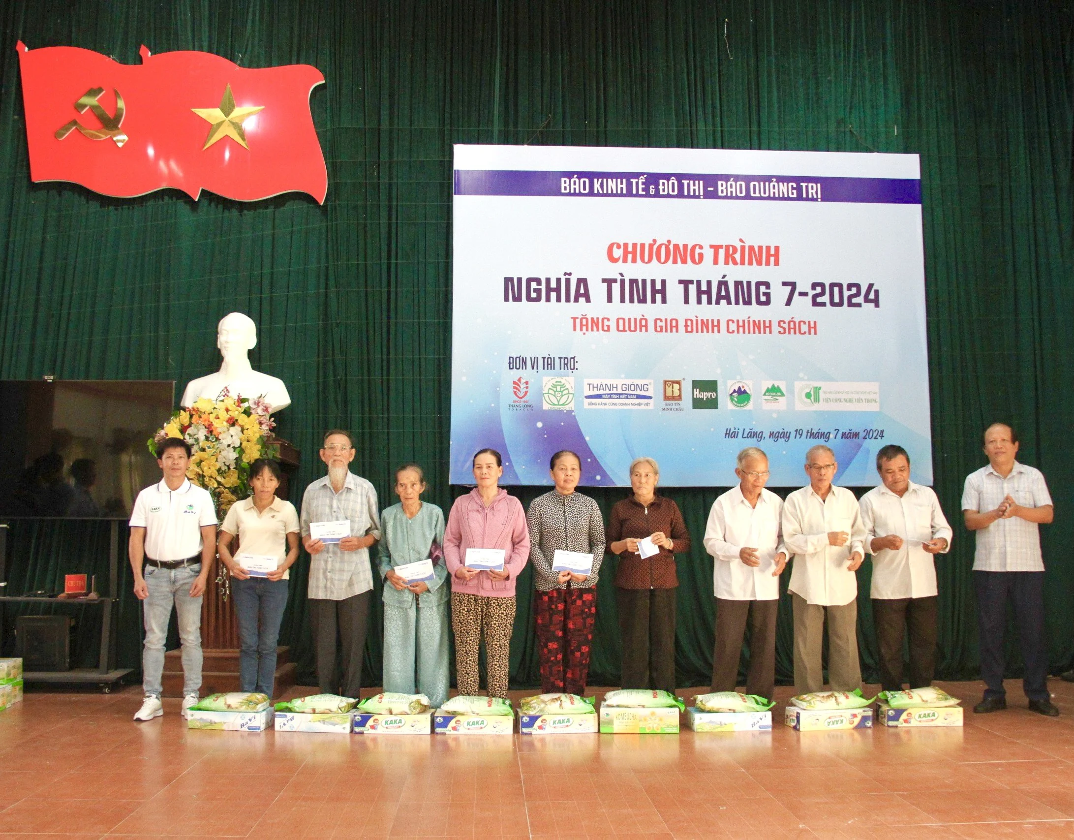 Chương trình “Nghĩa tình tháng 7” - năm 2024: Tặng 106 suất quà cho các đối tượng chính sách tại huyện Hải Lăng