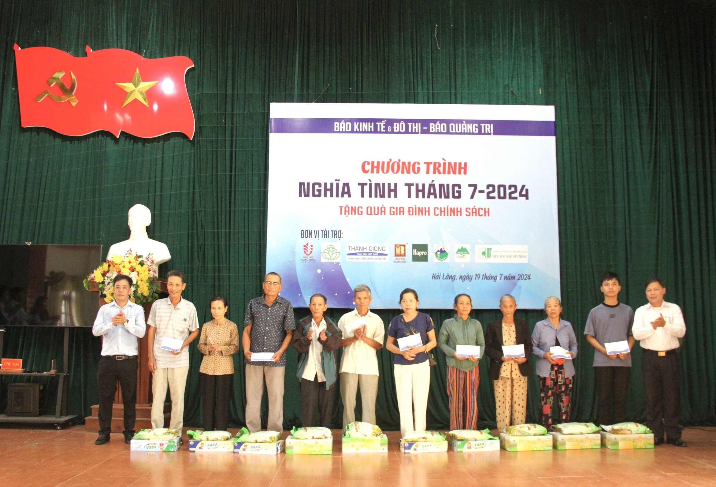 Chương trình “Nghĩa tình tháng 7” - năm 2024: Tặng 106 suất quà cho các đối tượng chính sách tại huyện Hải Lăng
