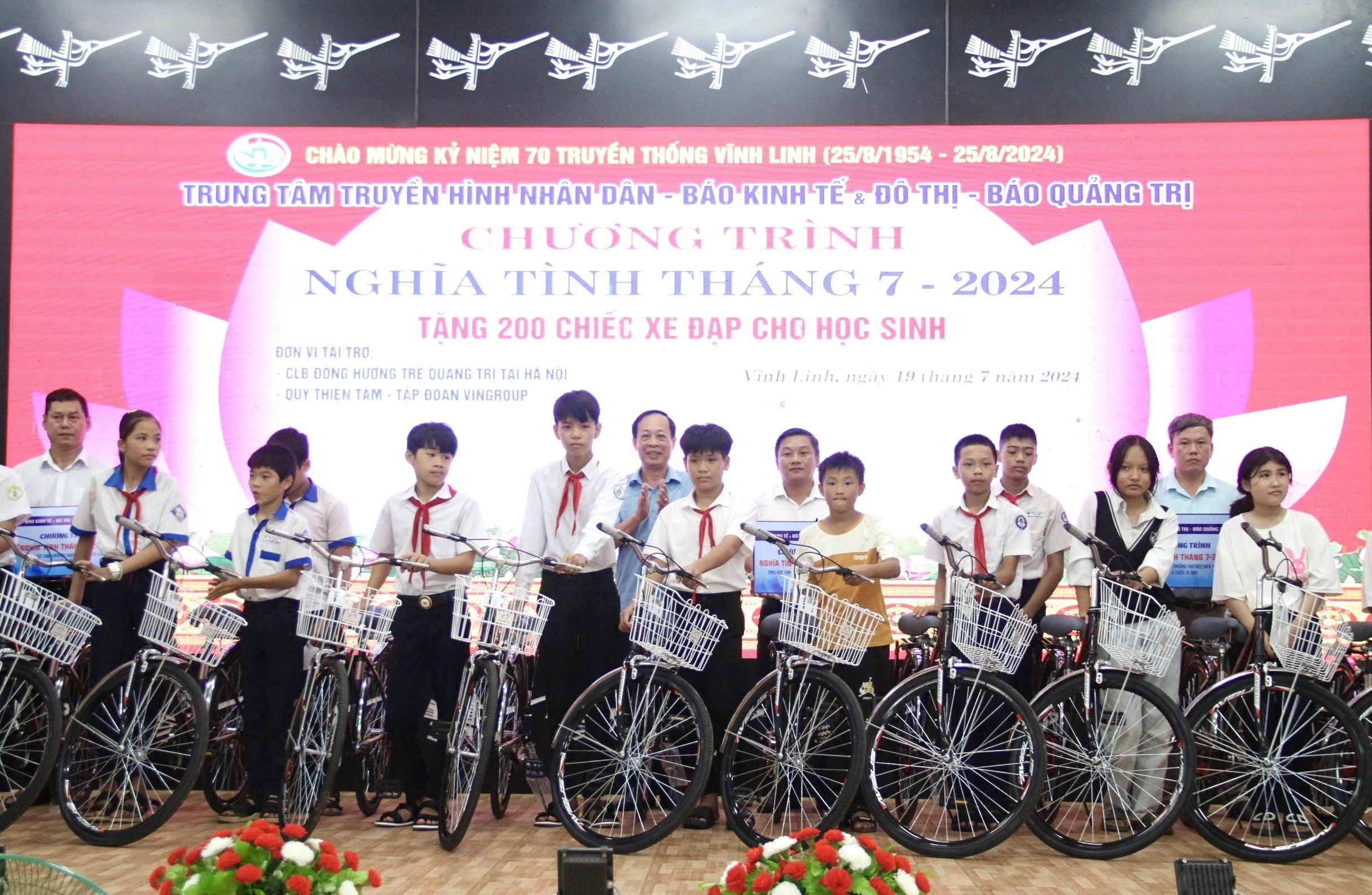 Chương trình “Nghĩa tình tháng 7” - năm 2024: Trao tặng 200 chiếc xe đạp cho học sinh huyện Vĩnh Linh