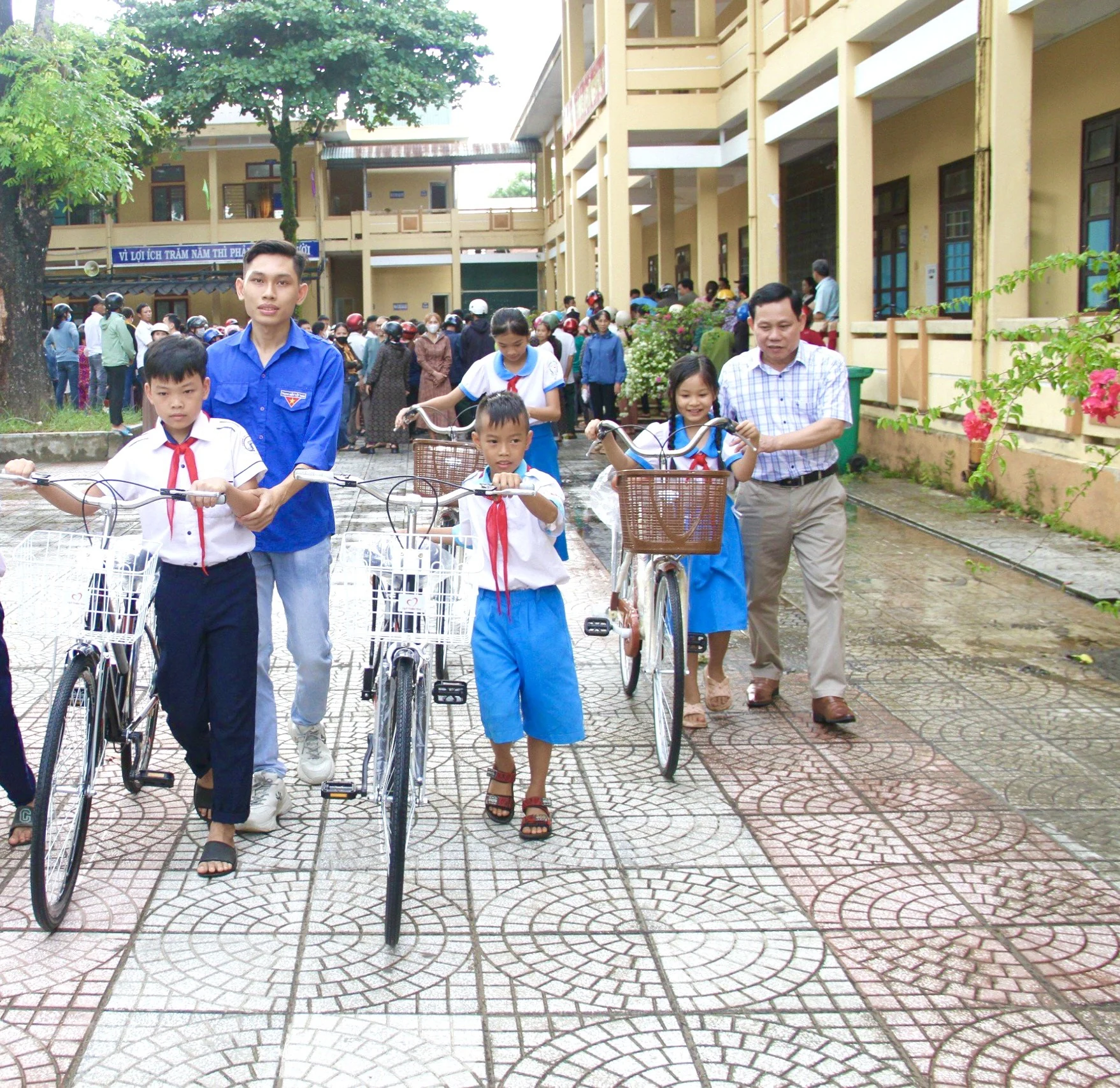 Chương trình “Nghĩa tình tháng 7” - năm 2024: Trao tặng 200 chiếc xe đạp cho học sinh huyện Vĩnh Linh