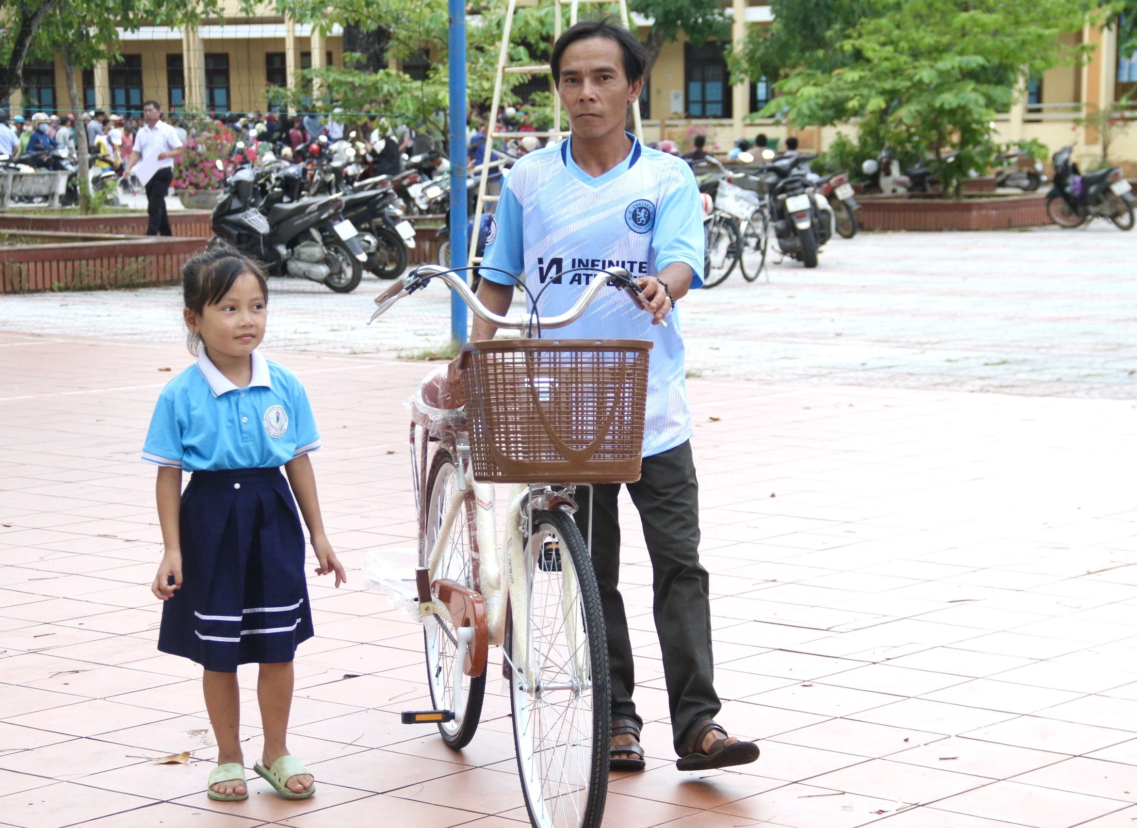 Chương trình “Nghĩa tình tháng 7” - năm 2024: Trao tặng 200 chiếc xe đạp cho học sinh huyện Vĩnh Linh