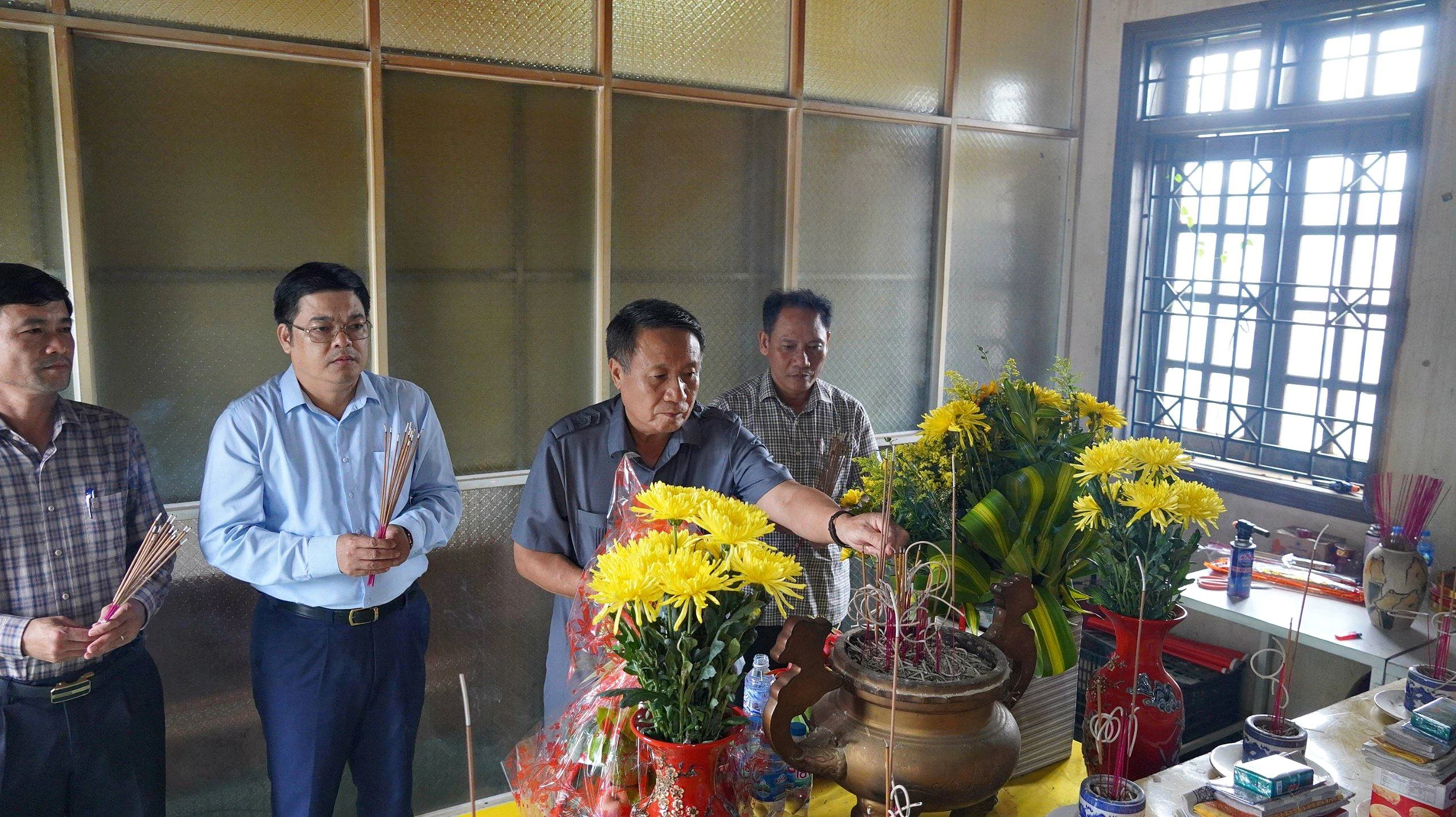 Phó Chủ tịch Thường trực UBND tỉnh Hà Sỹ Đồng dâng hương viếng các liệt sĩ vừa được quy tập tại huyện Hướng Hóa