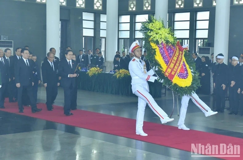 Hàng nghìn đoàn của lãnh đạo các cấp và nhân dân cả nước, kiều bào và bạn bè quốc tế viếng Tổng Bí thư