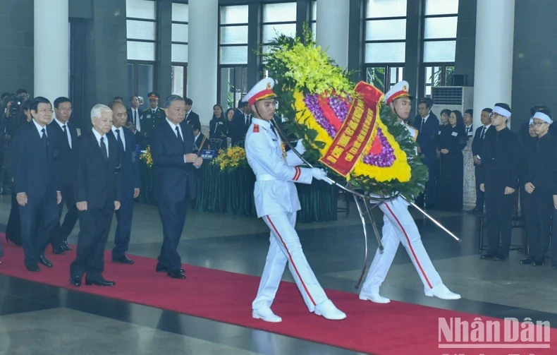 Hàng nghìn đoàn của lãnh đạo các cấp và nhân dân cả nước, kiều bào và bạn bè quốc tế viếng Tổng Bí thư