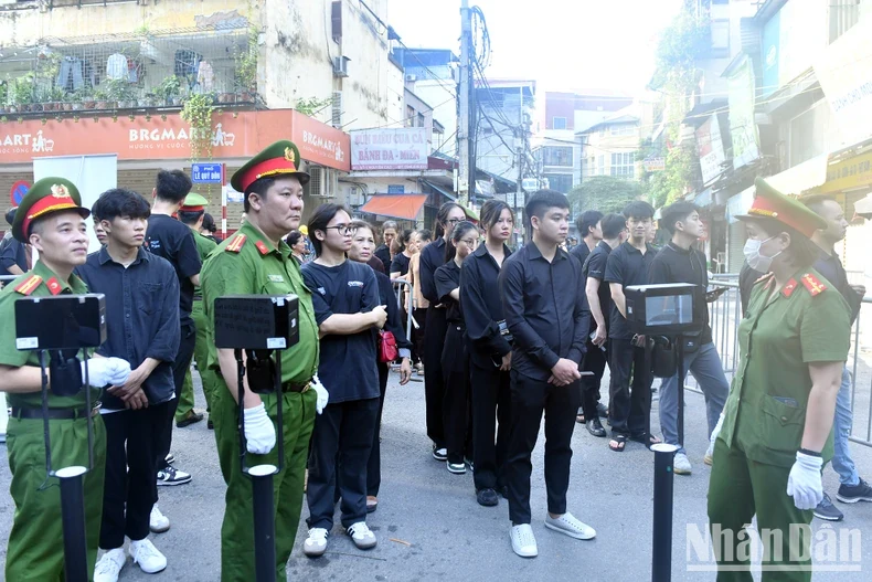Người dân xếp hàng từ sáng sớm viếng Tổng Bí thư Nguyễn Phú Trọng