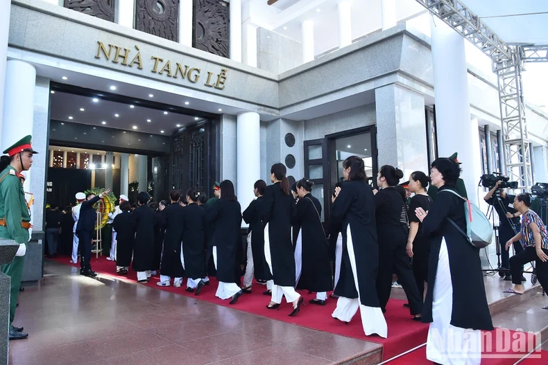 Người dân xếp hàng từ sáng sớm viếng Tổng Bí thư Nguyễn Phú Trọng