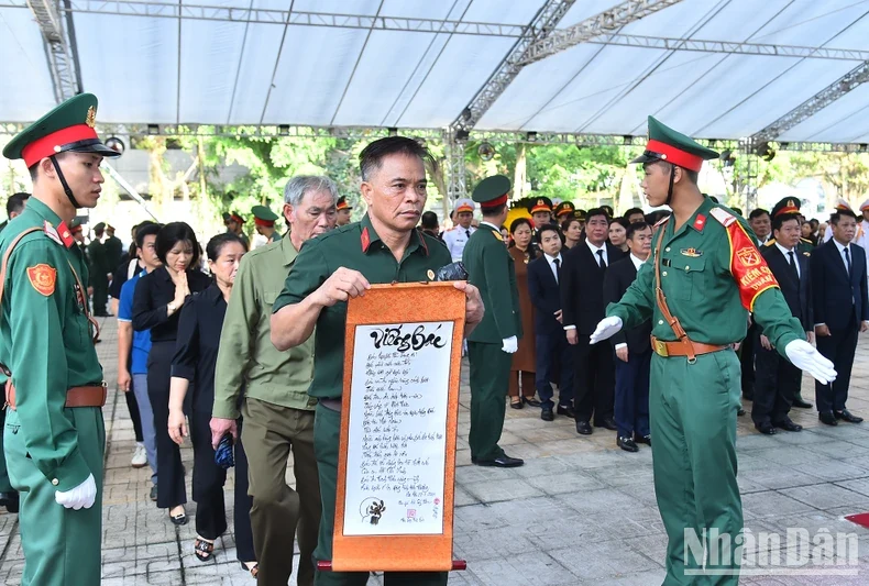 Người dân xếp hàng từ sáng sớm viếng Tổng Bí thư Nguyễn Phú Trọng